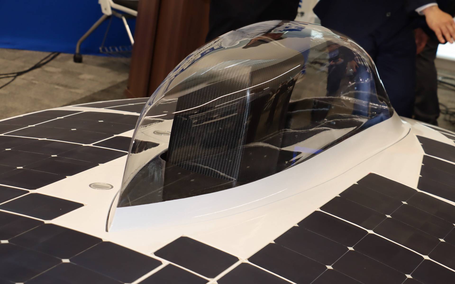 空力解析で最適化された複雑な形状のキャノピーを備える