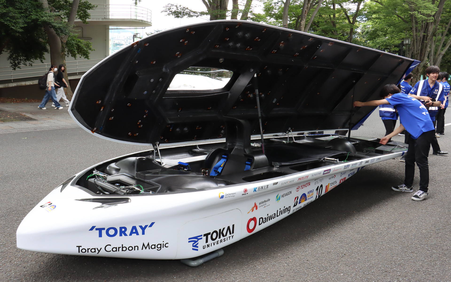 試走後にはボディ上部が開放され、内部構造も披露された