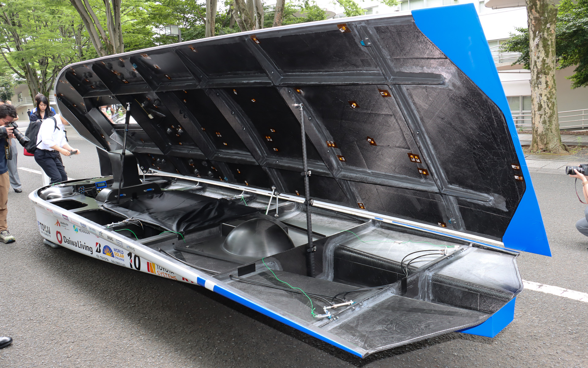 試走後にはボディ上部が開放され、内部構造も披露された