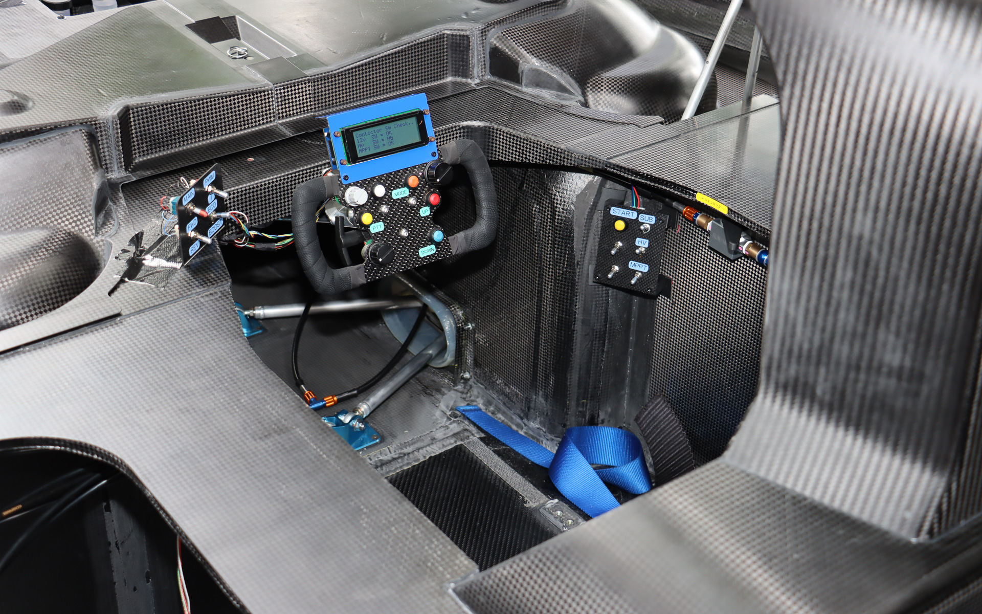 カーボン製のステアリングにデジタルメーターを配置