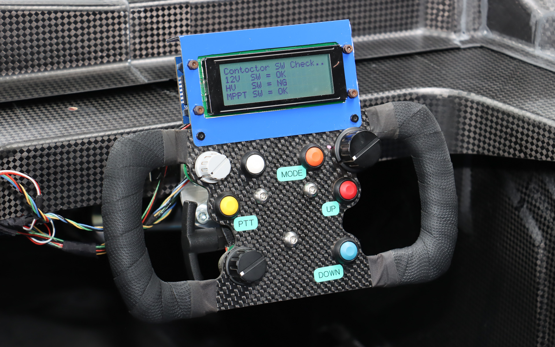 カーボン製のステアリングにデジタルメーターを配置