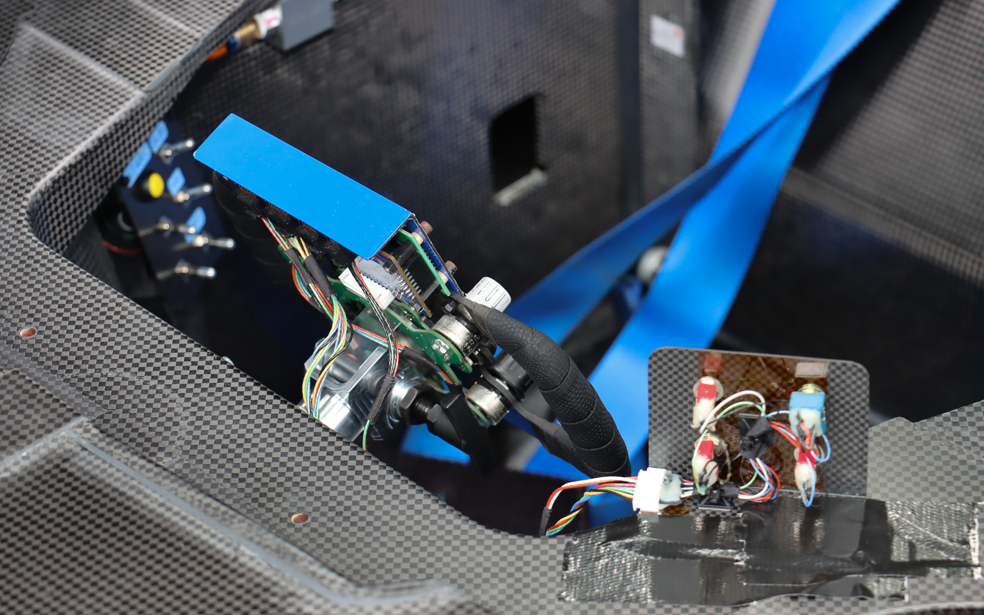 簡素な操作パネル類から軽量化の苦労が見て取れる