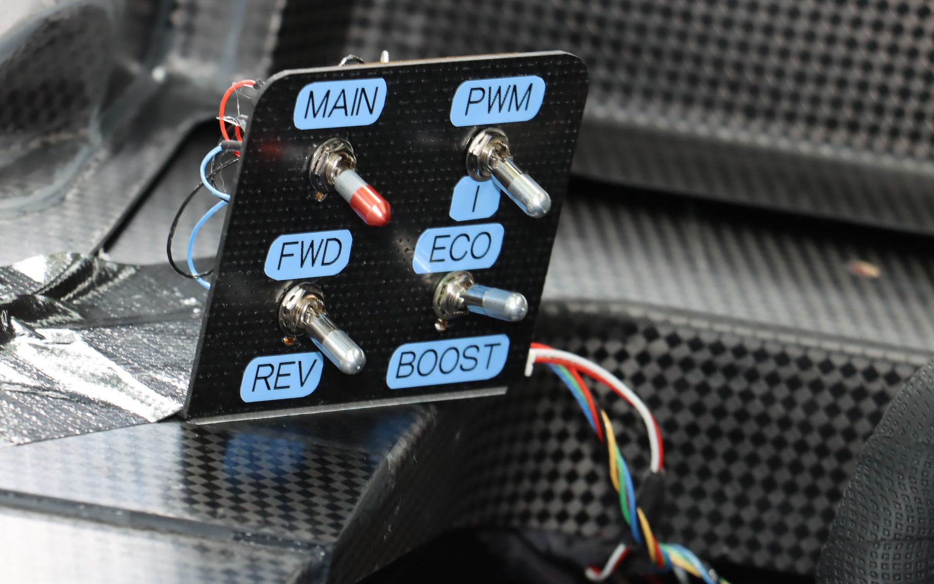 簡素な操作パネル類から軽量化の苦労が見て取れる