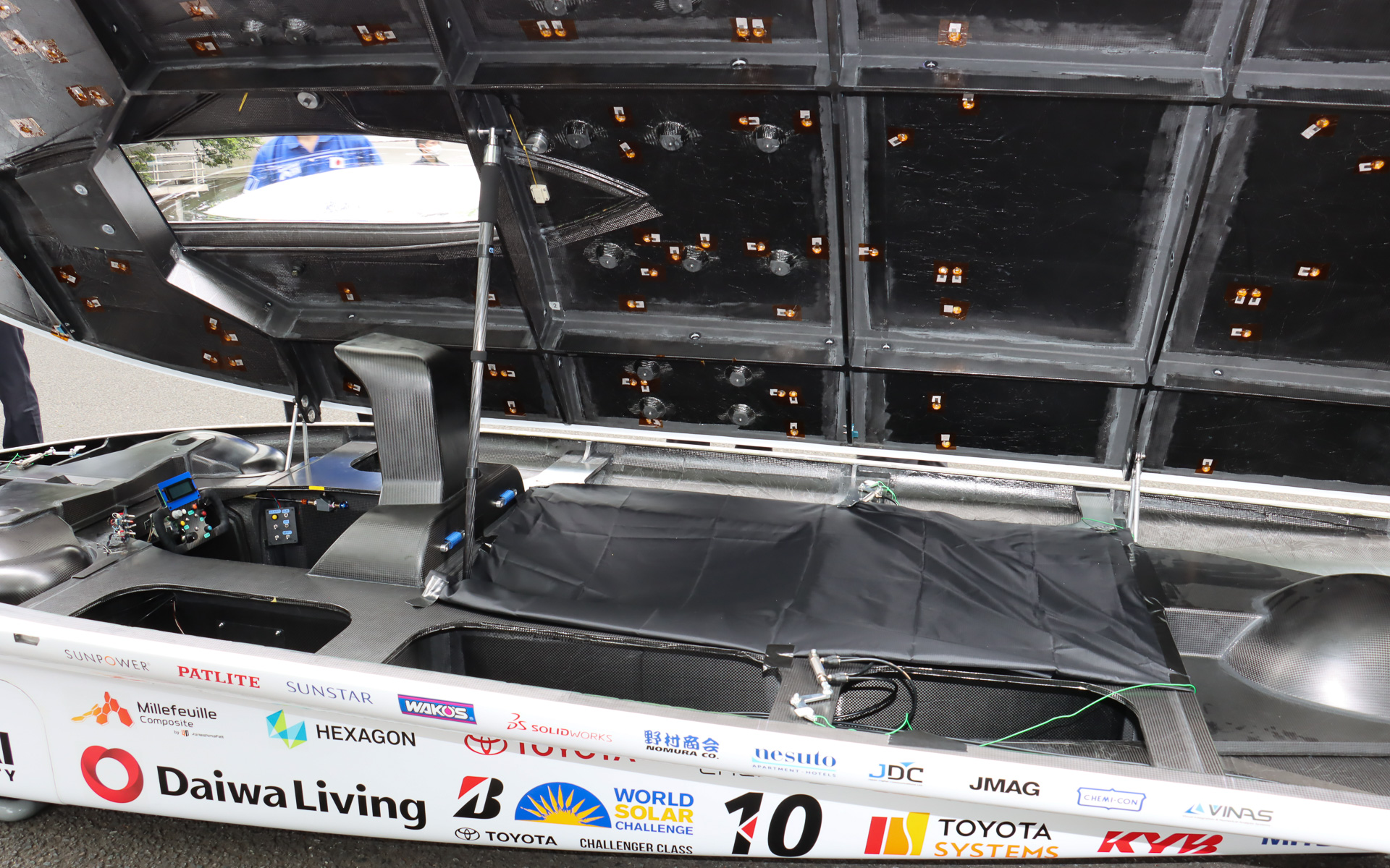 本来ならソーラーパネルの基盤から運転席後方のコントロールユニットにケーブル接続されているはずだが、発表会までに作業が間に合わず、試走はバッテリに充電した電力で行なわれた