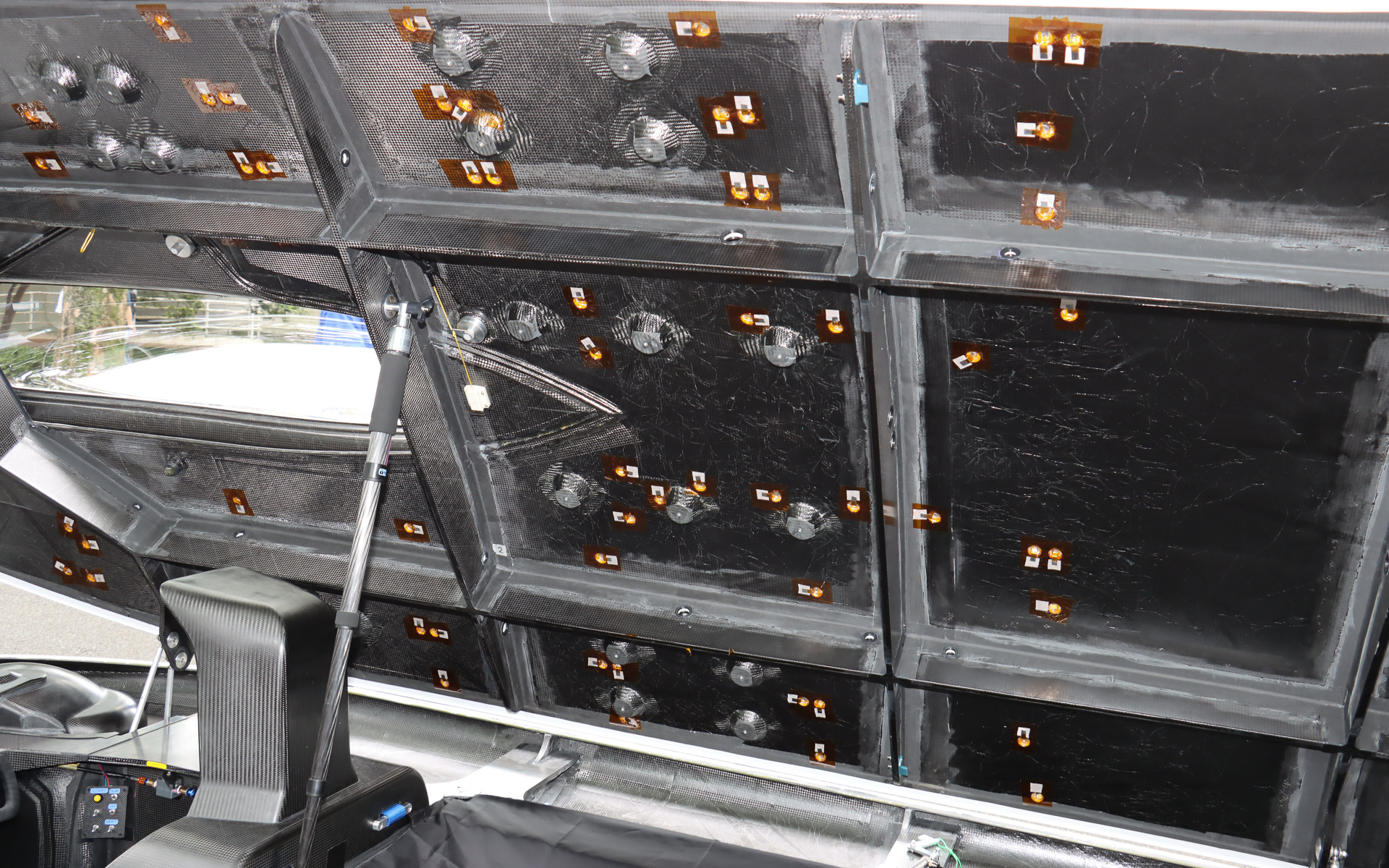 本来ならソーラーパネルの基盤から運転席後方のコントロールユニットにケーブル接続されているはずだが、発表会までに作業が間に合わず、試走はバッテリに充電した電力で行なわれた