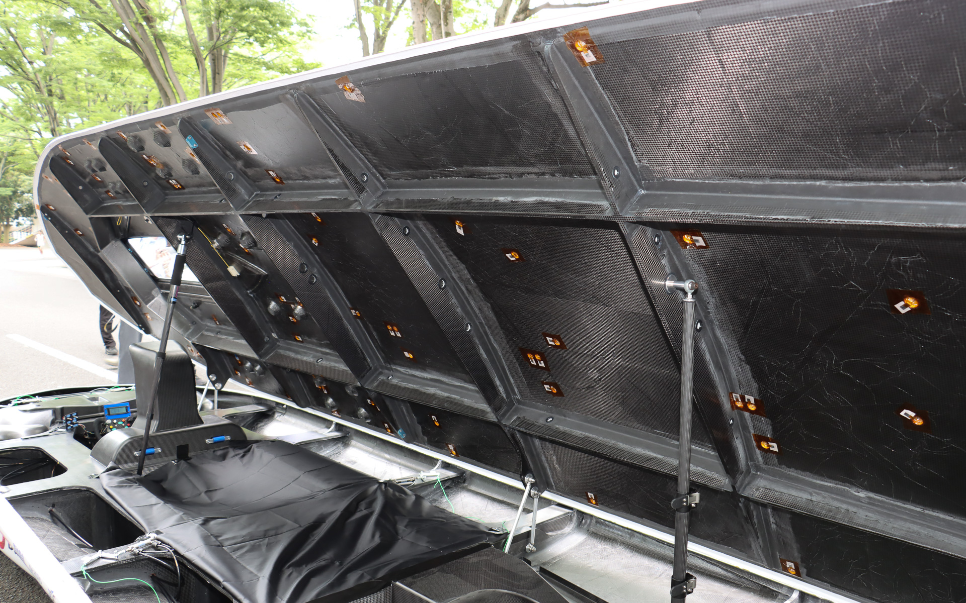 取り付けたソーラーパネルを支え、走行風で変形して空力性能が変化しないようしっかりとしたカーボン材の補強が施されている