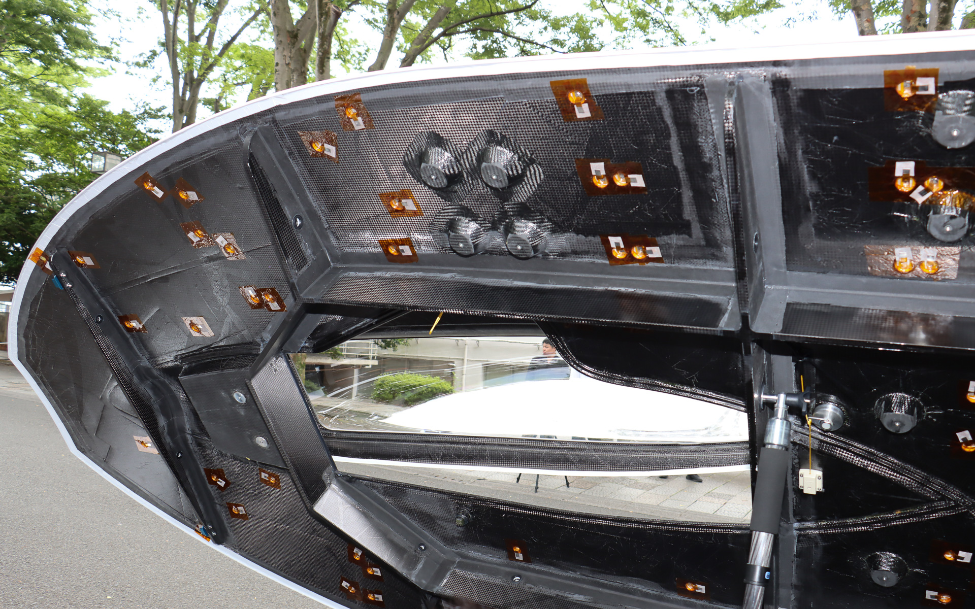 取り付けたソーラーパネルを支え、走行風で変形して空力性能が変化しないようしっかりとしたカーボン材の補強が施されている