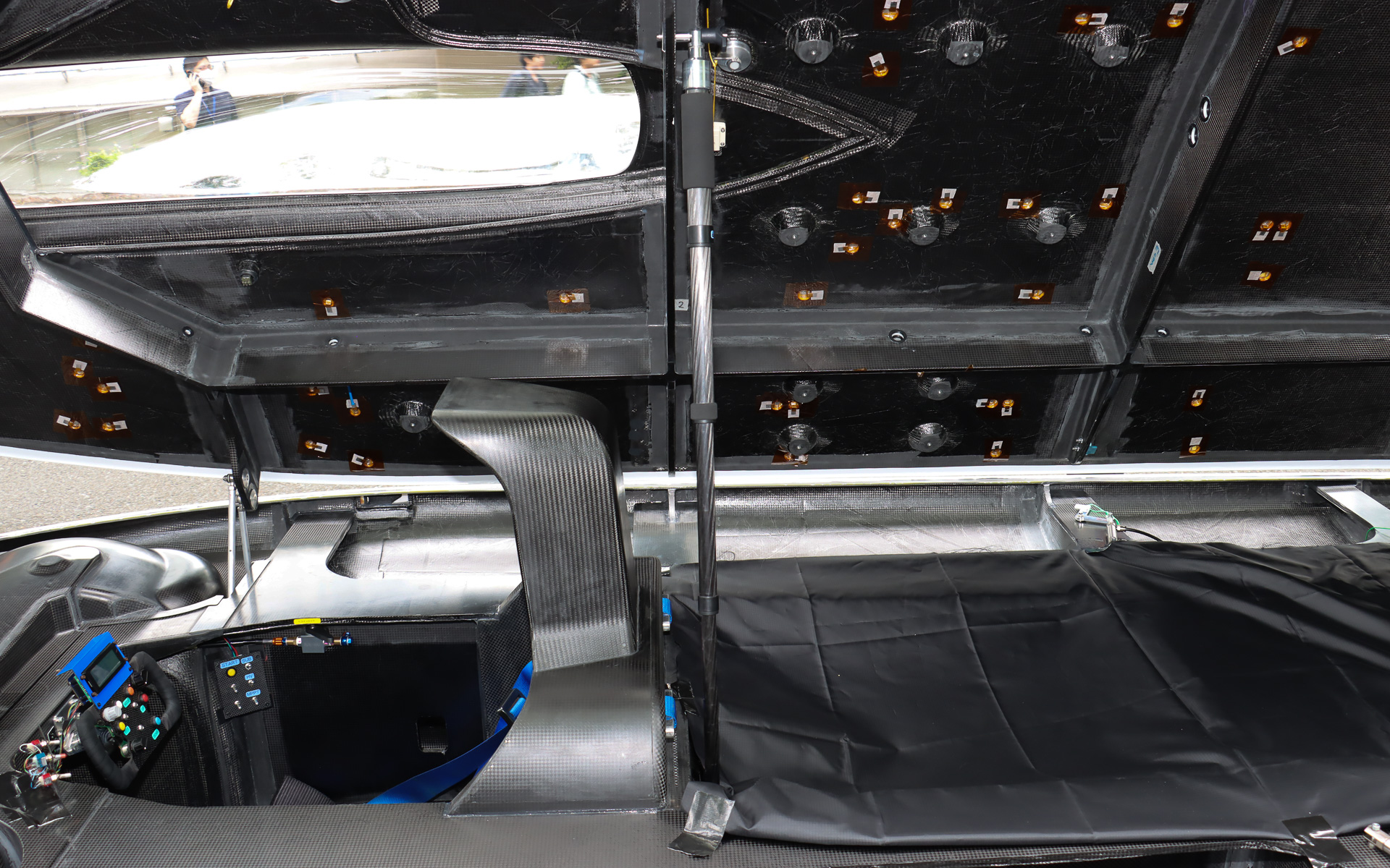 ボディ上部を支えているカーボンロッドは、実はカメラ用の三脚を分解して流用したもの。車両の前方側が回転式、後方側がレバー式のロックとなっていた