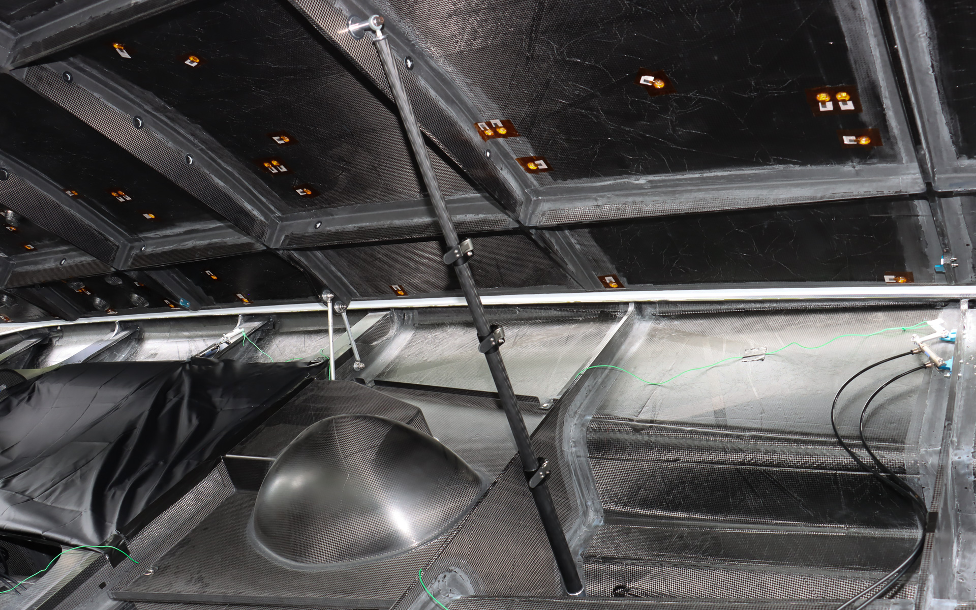 ボディ上部を支えているカーボンロッドは、実はカメラ用の三脚を分解して流用したもの。車両の前方側が回転式、後方側がレバー式のロックとなっていた