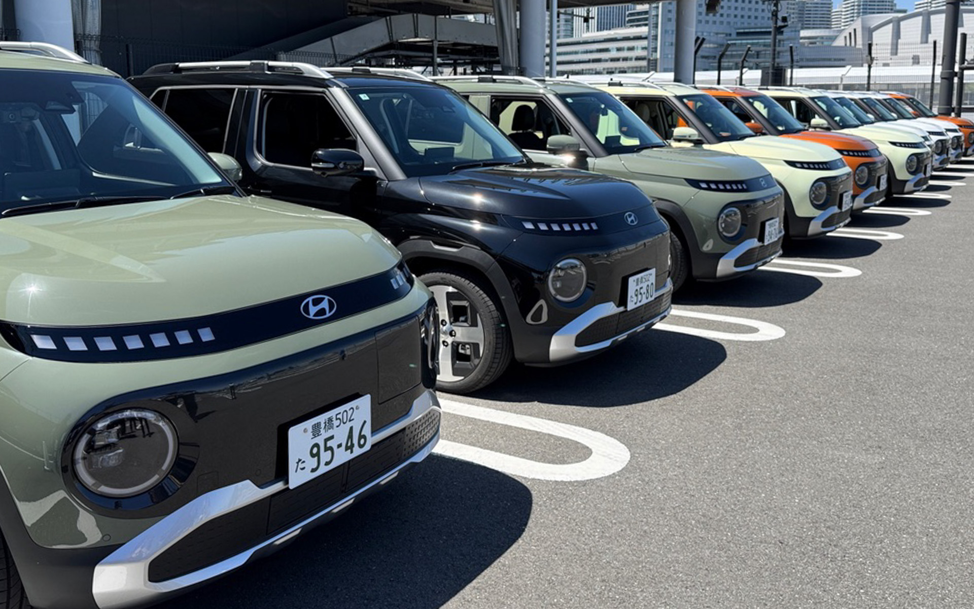 試乗会場にずらり並んだインスターがとってもキュートで、思わず写真を撮ってしまいました。ボディカラーも個性的で、デザインを引き立てていますね。ちなみに東京オートサロンや大阪オートメッセに出展されていた真っ赤なインスターは、本国でも「いいじゃん」と話題になったそうですよ