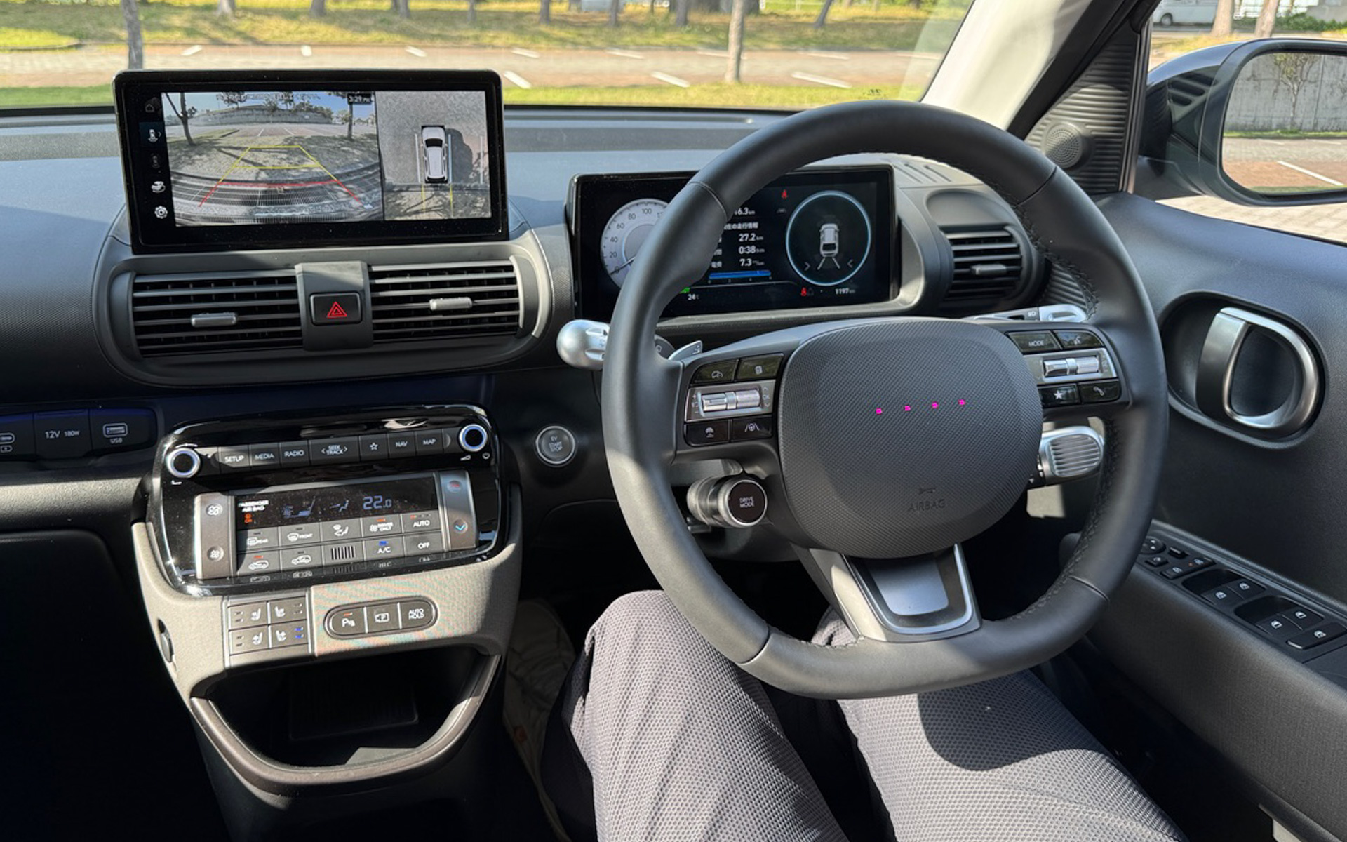 インテリアは「クルマ感をなくす」ことを心がけていて、ステアリング中央にヒョンデのエンブレムを置かないというのがお約束。4つのライトが点滅したりすることで、ヒョンデと表現しているのだとか