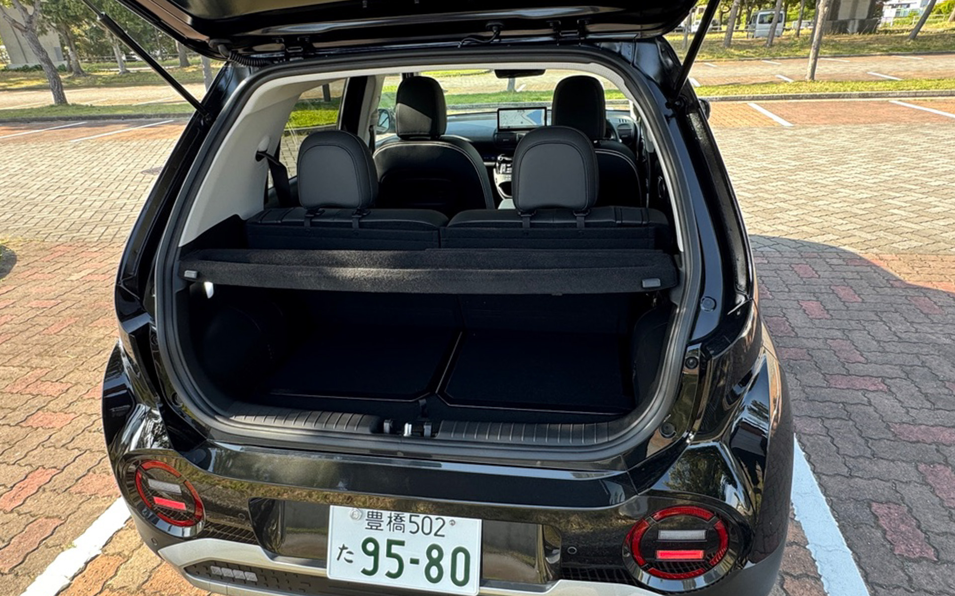 バッテリを積んでいるぶん、ちょっとフロアは高めではありますが、使いやすいラゲッジになっています。後席がスライドするから荷物が多いときでも安心