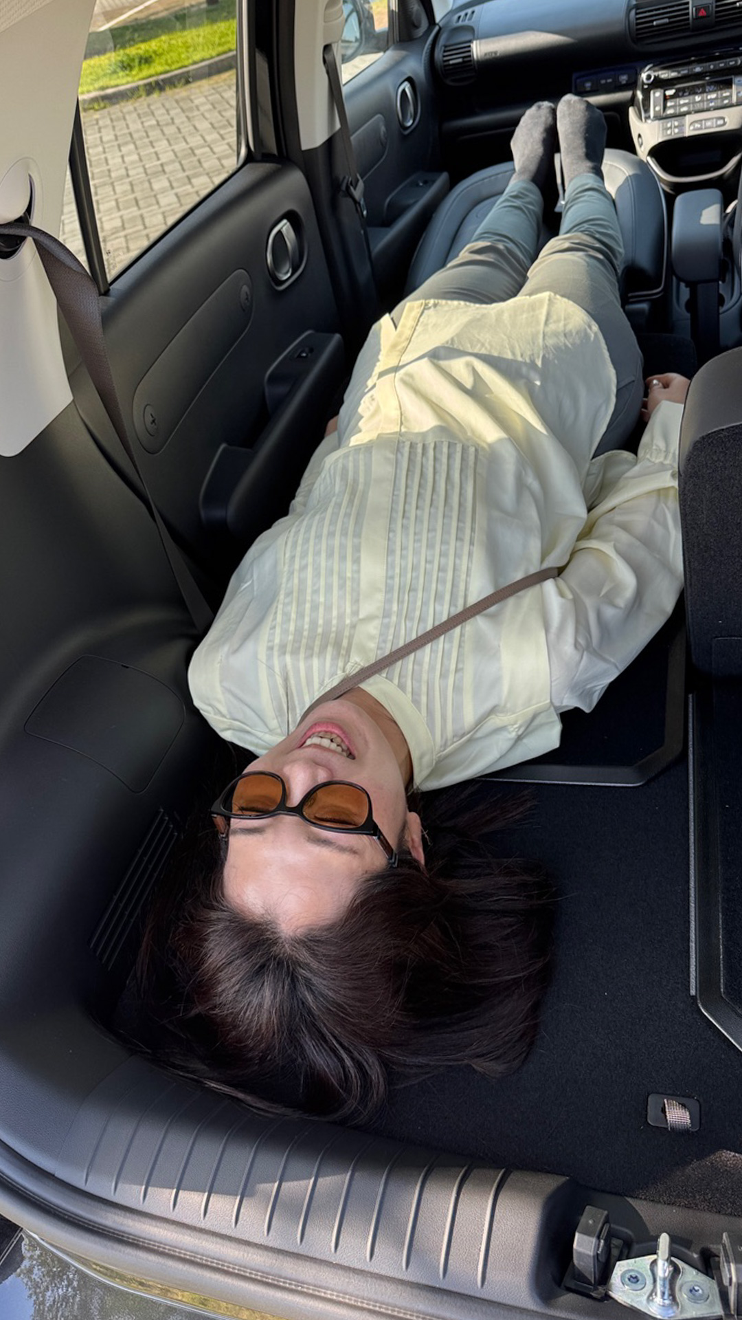 後席と助手席をフルフラットにして、寝転んでみました。ちょっとした凹凸や隙間をクッションなどで埋めれば、十分眠れると思います