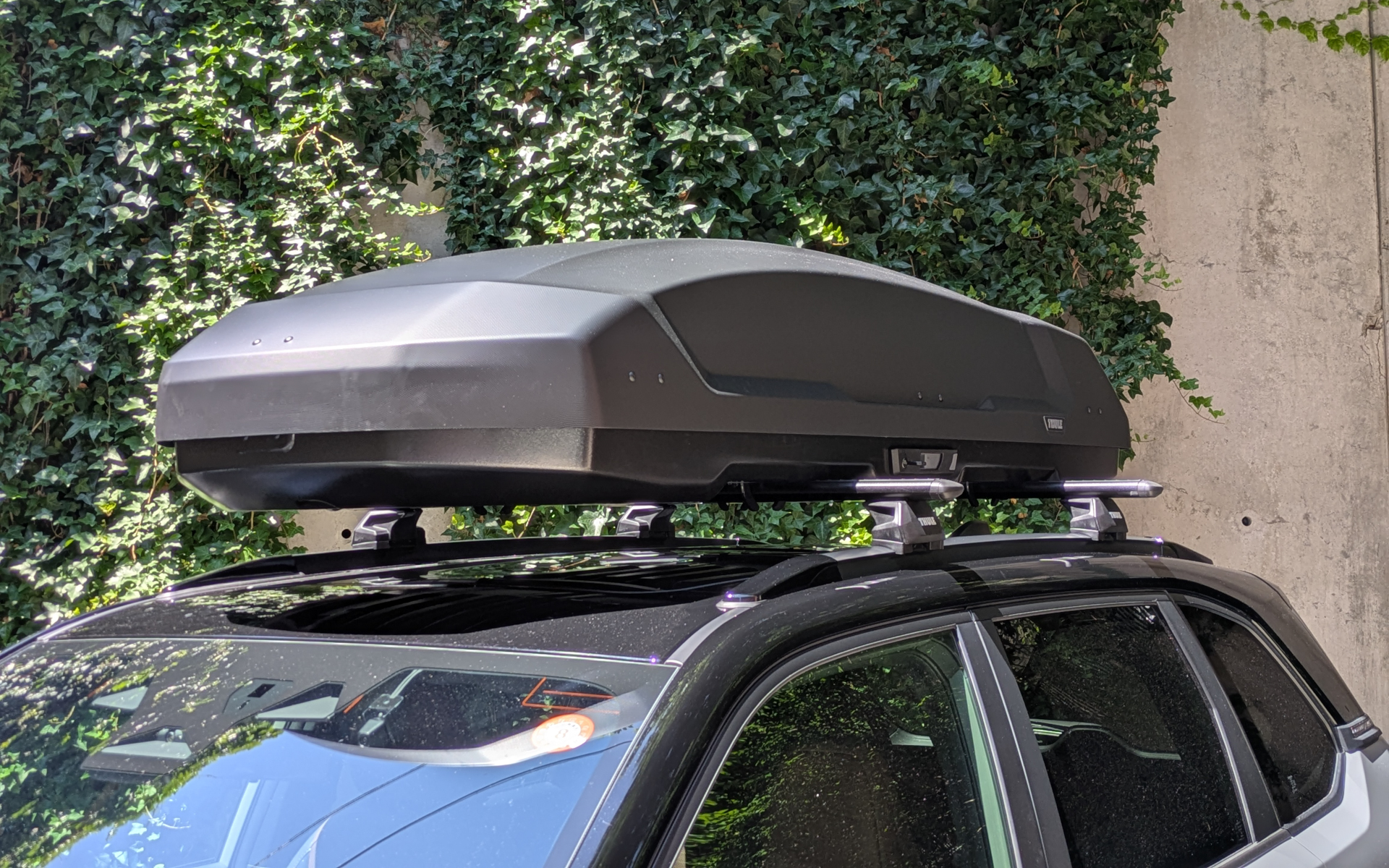 外寸は2150×870×470mm（全長×全幅×全高）、内寸は2070×750mm（全長×全幅）、下面積は770mm、製品重量は22kg