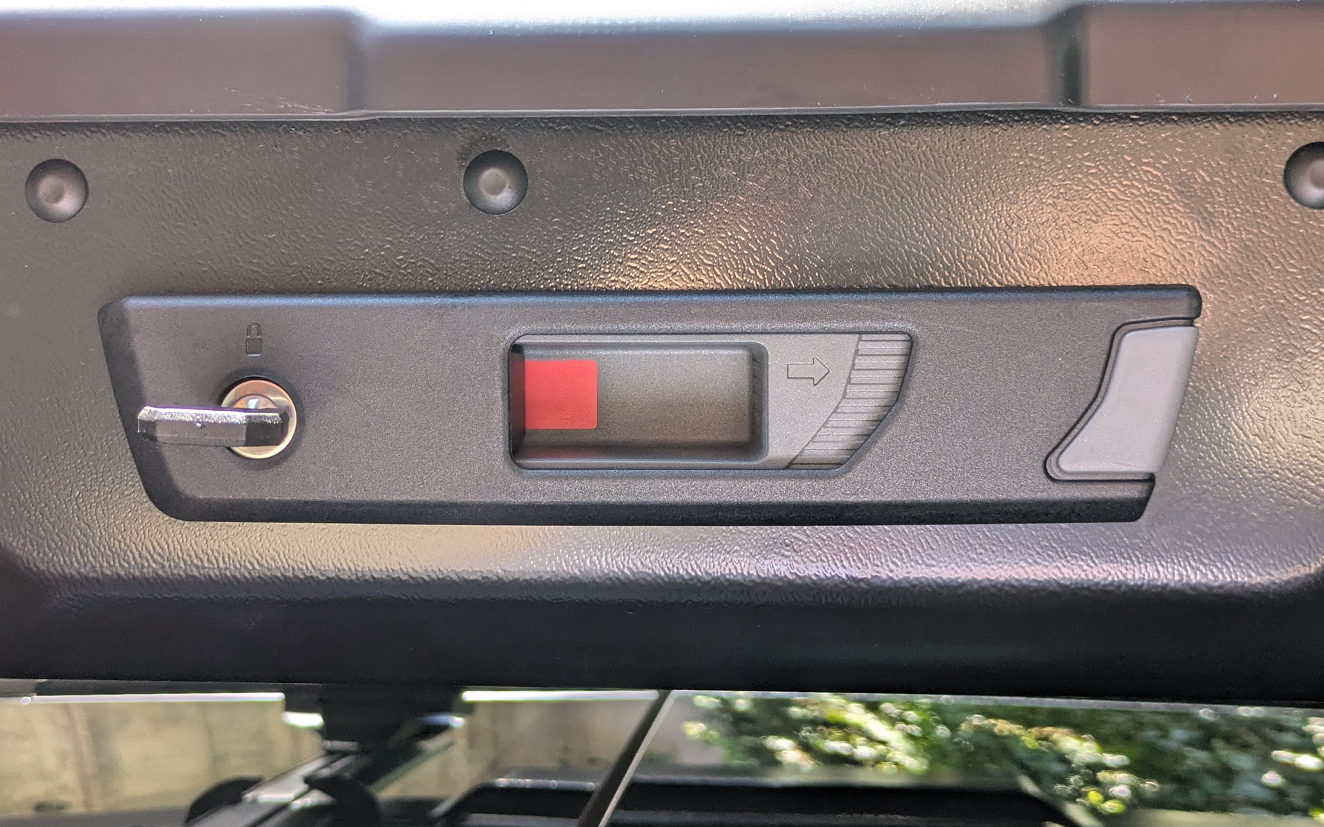 ロックと開閉機構を独立させることで安全性を強化した「スライドロックシステム」を搭載