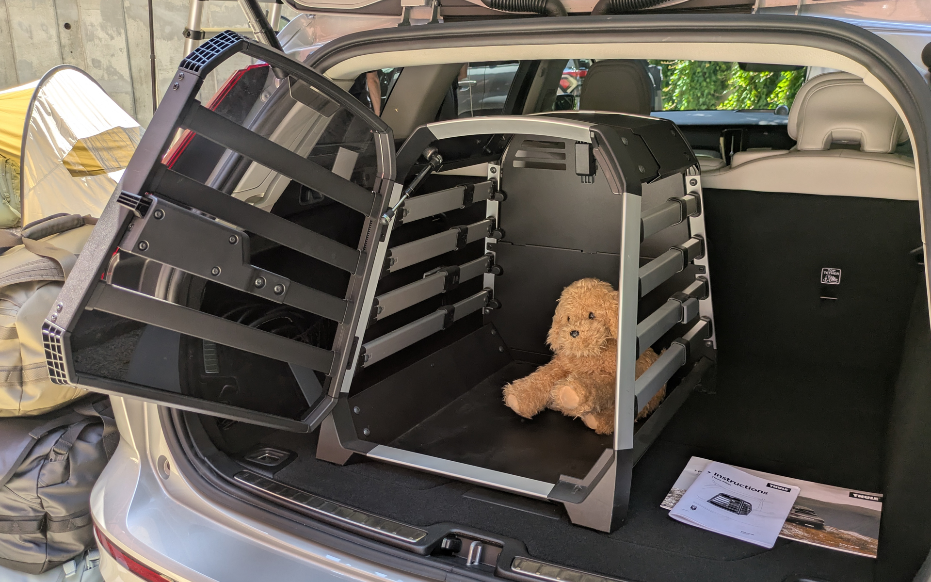 犬はもともと好奇心旺盛な生き物で、車内を動きまわったり、飼い主の注意を引こうとしたりするため、運転中の潜在的なリスクにつながる可能性があると言われている