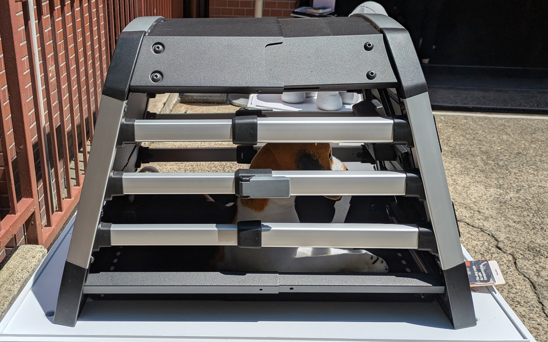 真横から見ると前後とも斜めになっているが、これは後席の背もたれの傾斜角度やリアハッチの室内側の傾斜などに配慮した形状