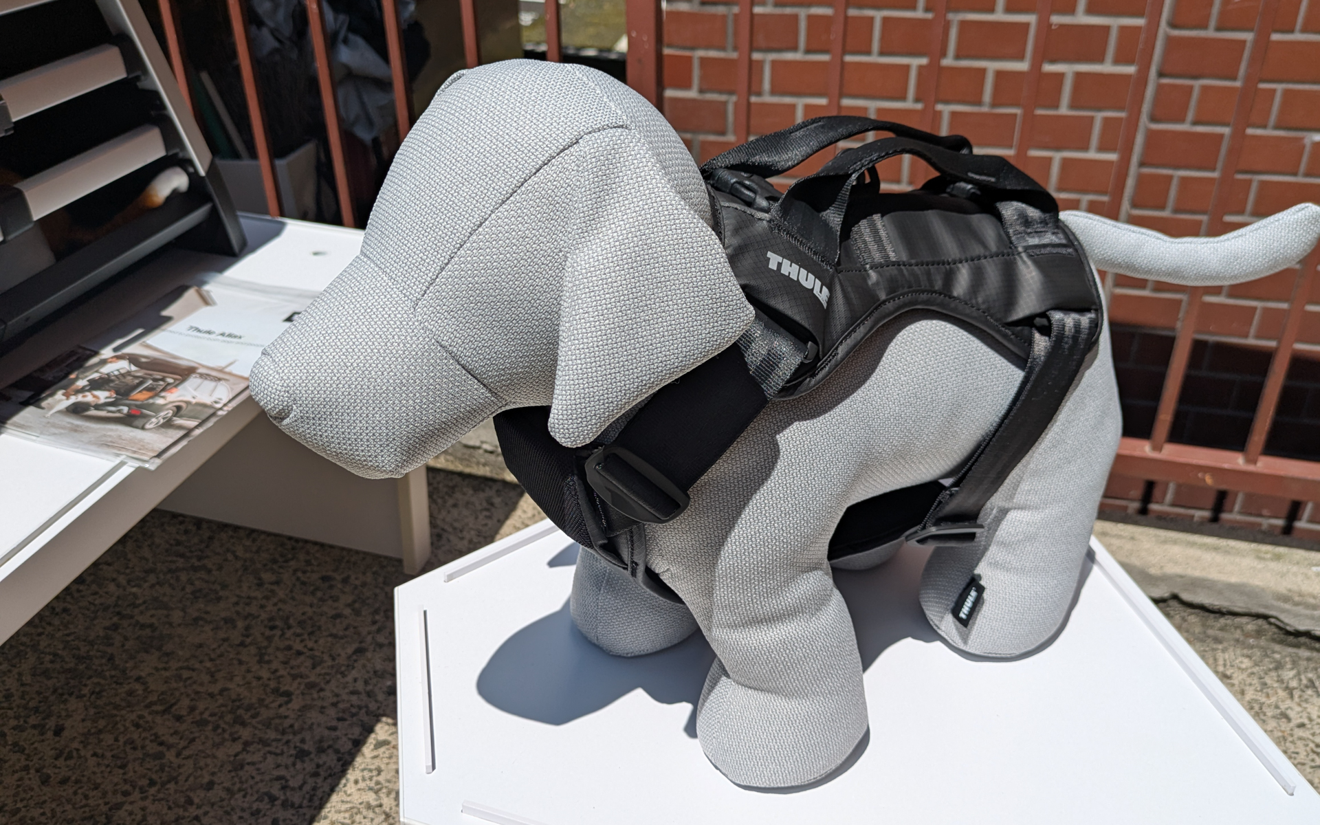 愛犬の背中部分にある持ち手の部分にシートベルトを通す構造