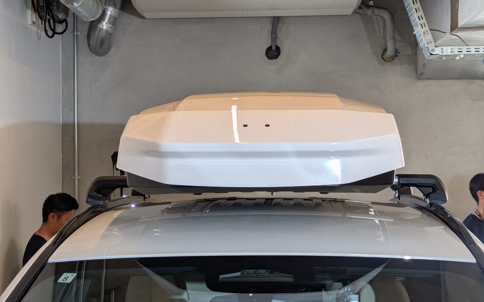 ルーフボックスはブラックやグレー系が多いが、ホワイトにすると爽やかさを感じられる。モーション3のXLの外寸サイズは2150×890×430mm（全長×全幅×全高）で製品容量は490L。XL Lowの外寸サイズは2160×890×350mm（全長×全幅×全高）で製品容量は400L