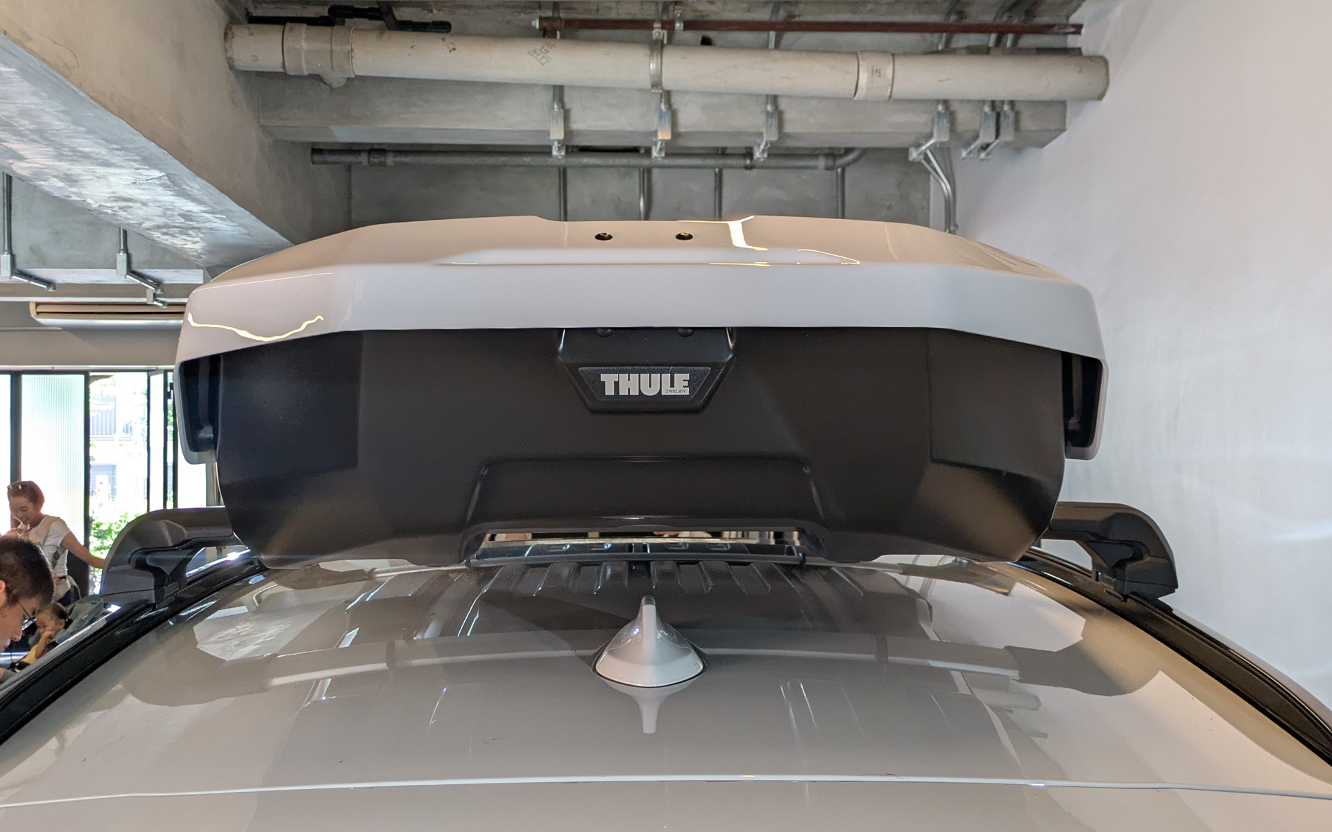 ルーフボックスはブラックやグレー系が多いが、ホワイトにすると爽やかさを感じられる。モーション3のXLの外寸サイズは2150×890×430mm（全長×全幅×全高）で製品容量は490L。XL Lowの外寸サイズは2160×890×350mm（全長×全幅×全高）で製品容量は400L