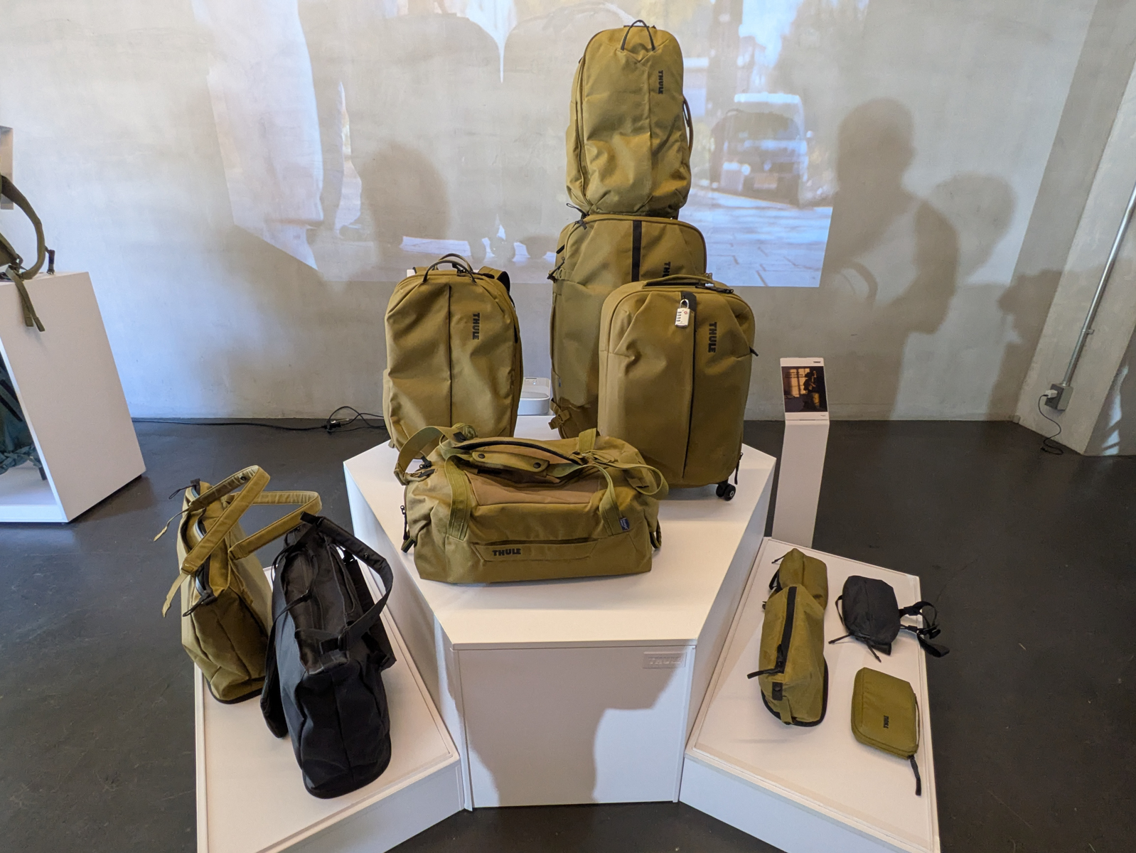 旅行用バッグ「アイオン」コレクション