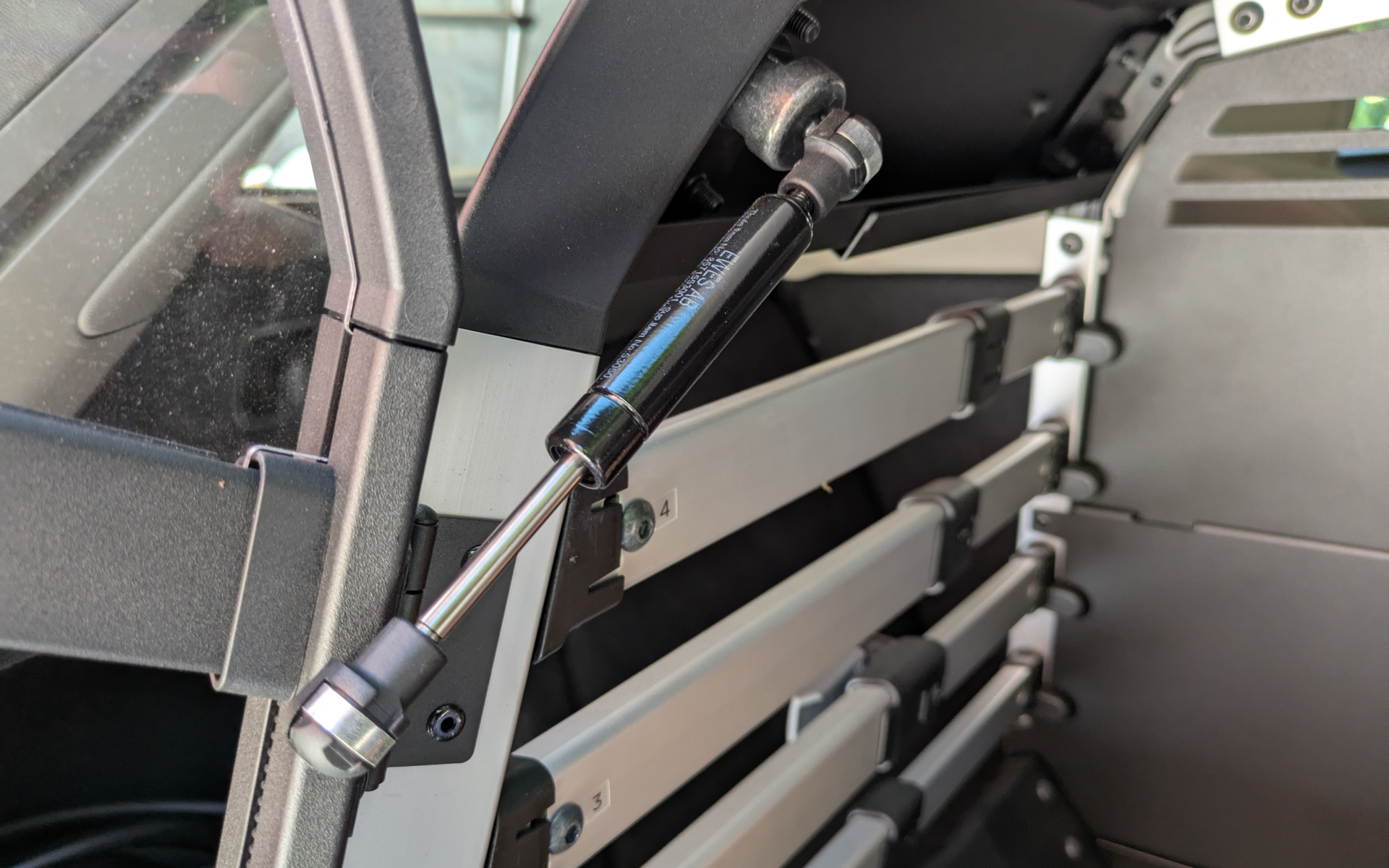 前ドアはダンパーを搭載していて、開けたままの状態をキープできるため、愛犬の顔にドアが当たったり、ドアに挟まったりする心配は無用