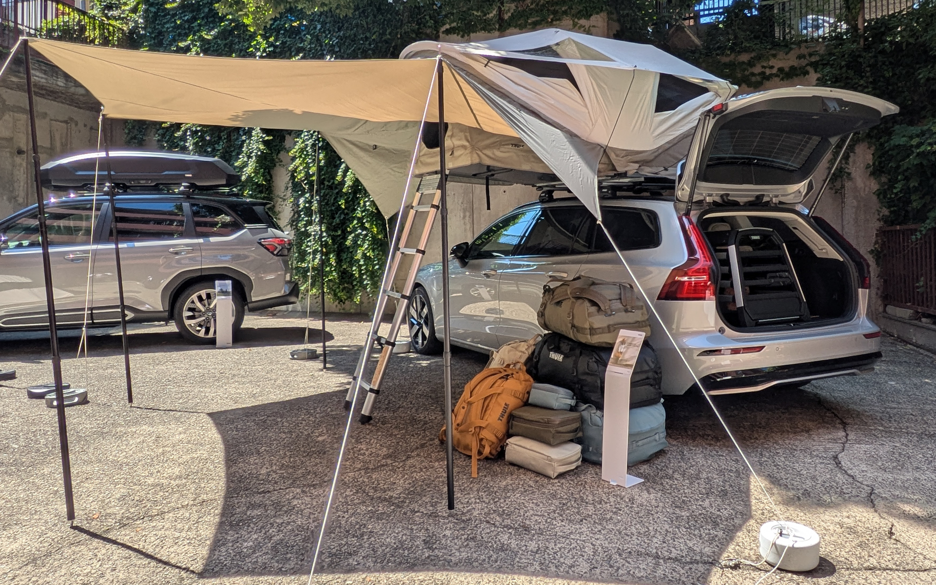 屋根の上に部屋を作れる「ルーフトップテント」も、さまざまな種類を取りそろえている