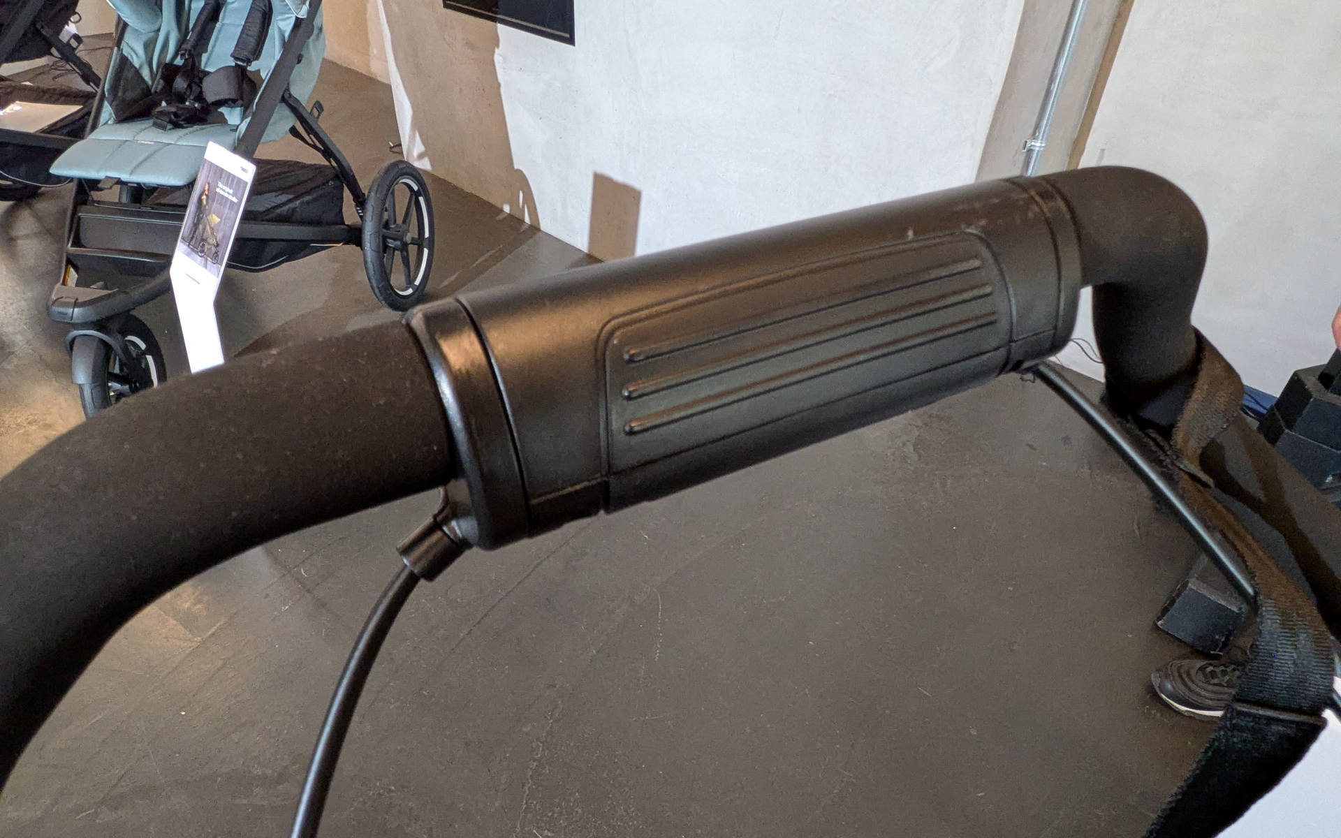 グリップ部分を手前に回すとブレーキがかかるようになっている