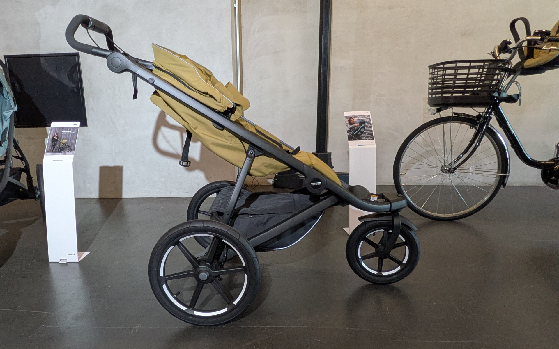 本体を折り畳めるほか後輪も外せるので、自動車のラゲッジスペースにも積み込める