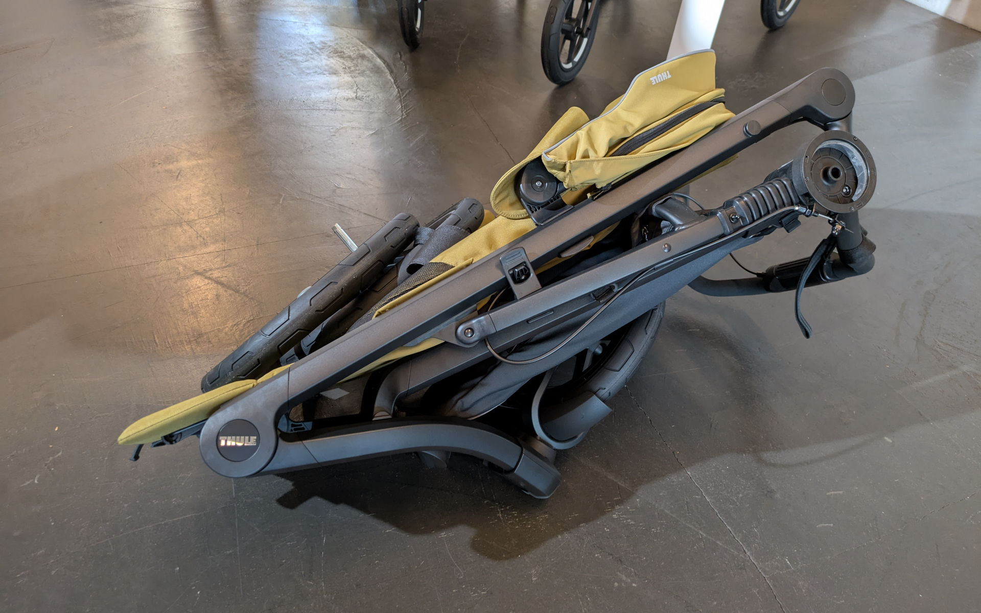 本体を折り畳めるほか後輪も外せるので、自動車のラゲッジスペースにも積み込める