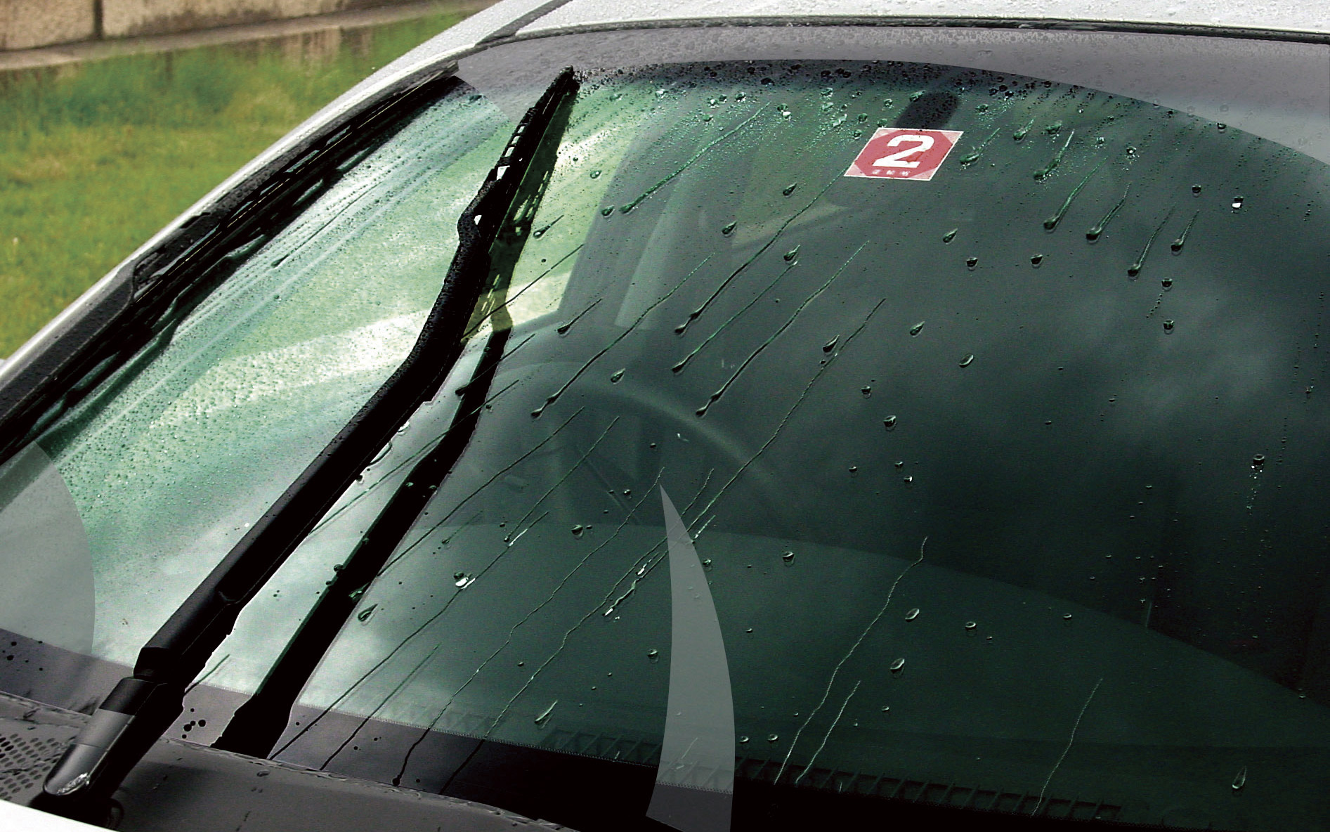 【フロントガラス用】「ガラコワイパー」シリーズ。ガラスが乾いた状態でワイピングするだけで、強力に雨をはじき、快適な視界が得られます。ガラコを施工したガラス面に使用すれば、劣化した撥水被膜が修復され、雨はじき効果がより長持ちに