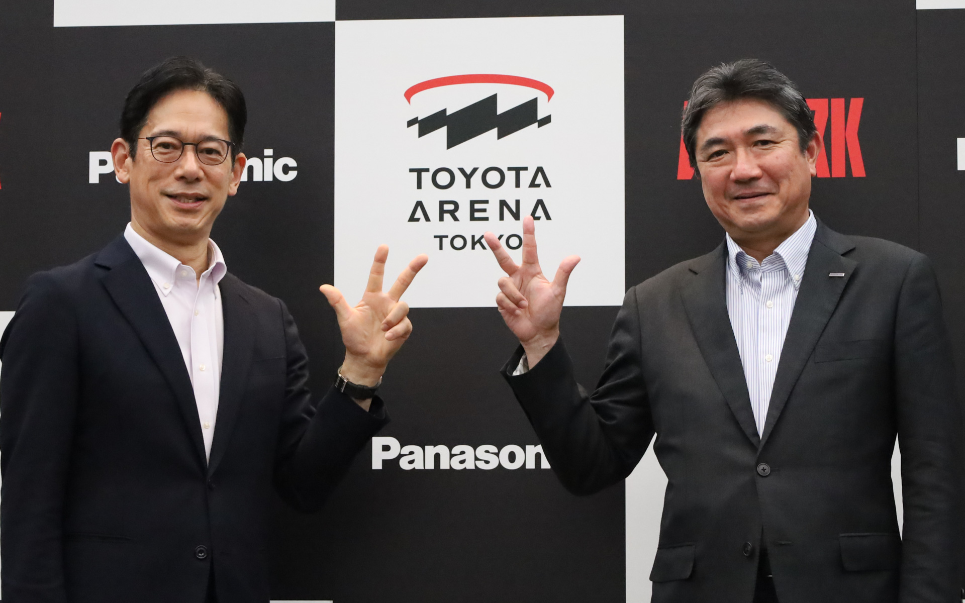 トヨタアルバルク東京株式会社　代表取締役社長 林邦彦氏（左）、パナソニック株式会社 エレクトリックワークス社 副社長 マーケティング本部 本部長 稲継哲章氏（右）