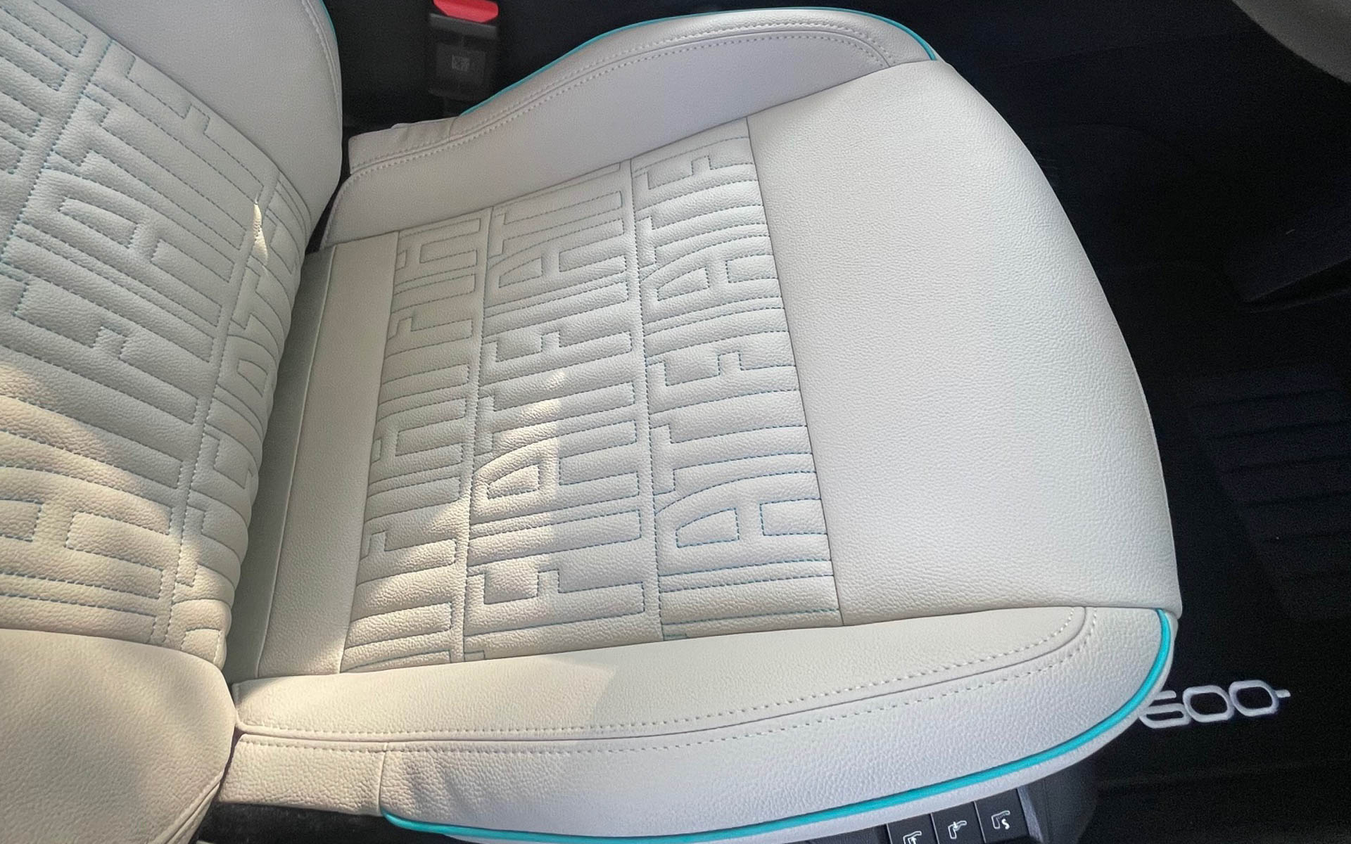 フロントシートはFIATのロゴがあしらわれて、素敵です