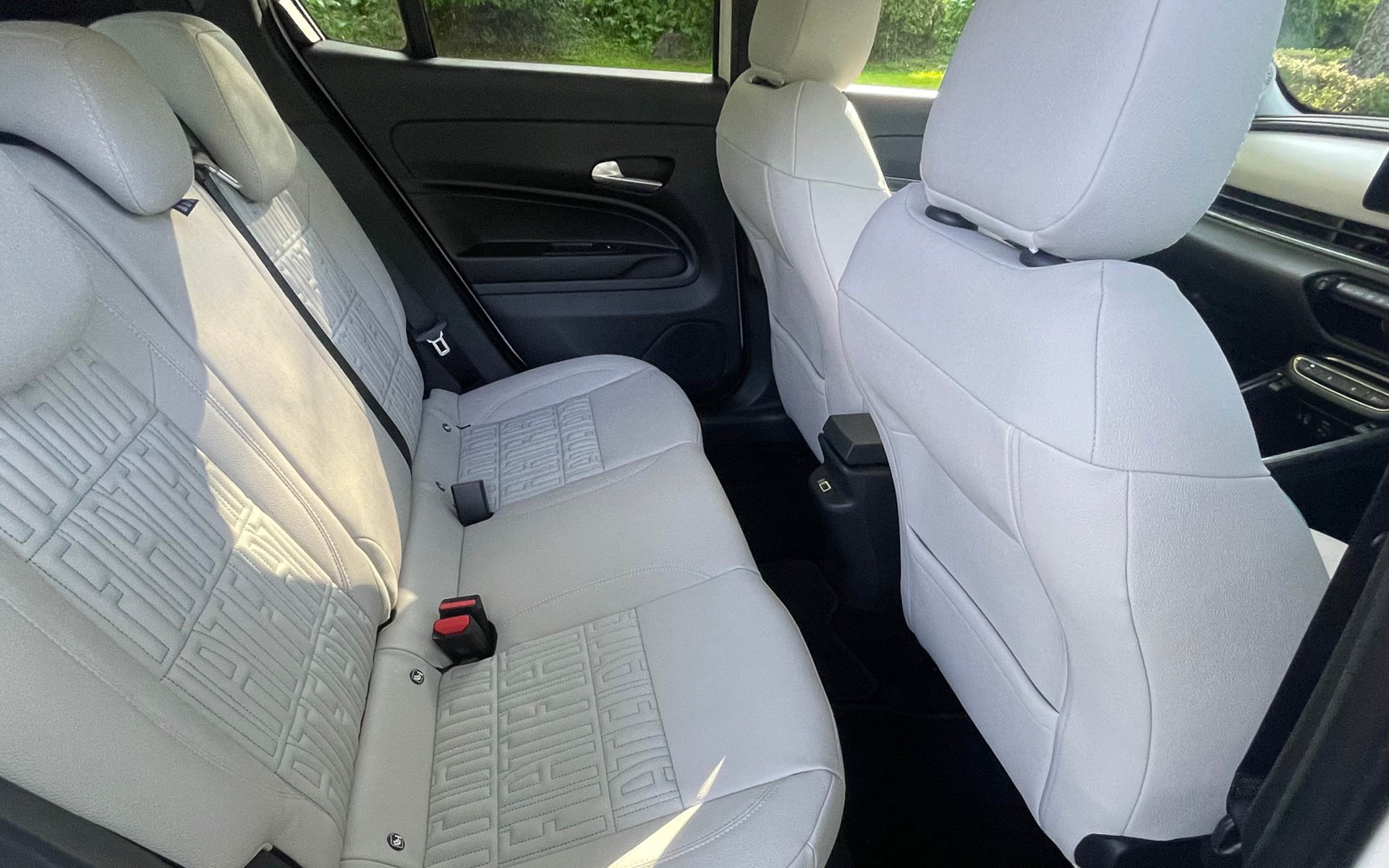 レッグルームはそれほど広くないが、つま先が入って想像よりゆったりしていた