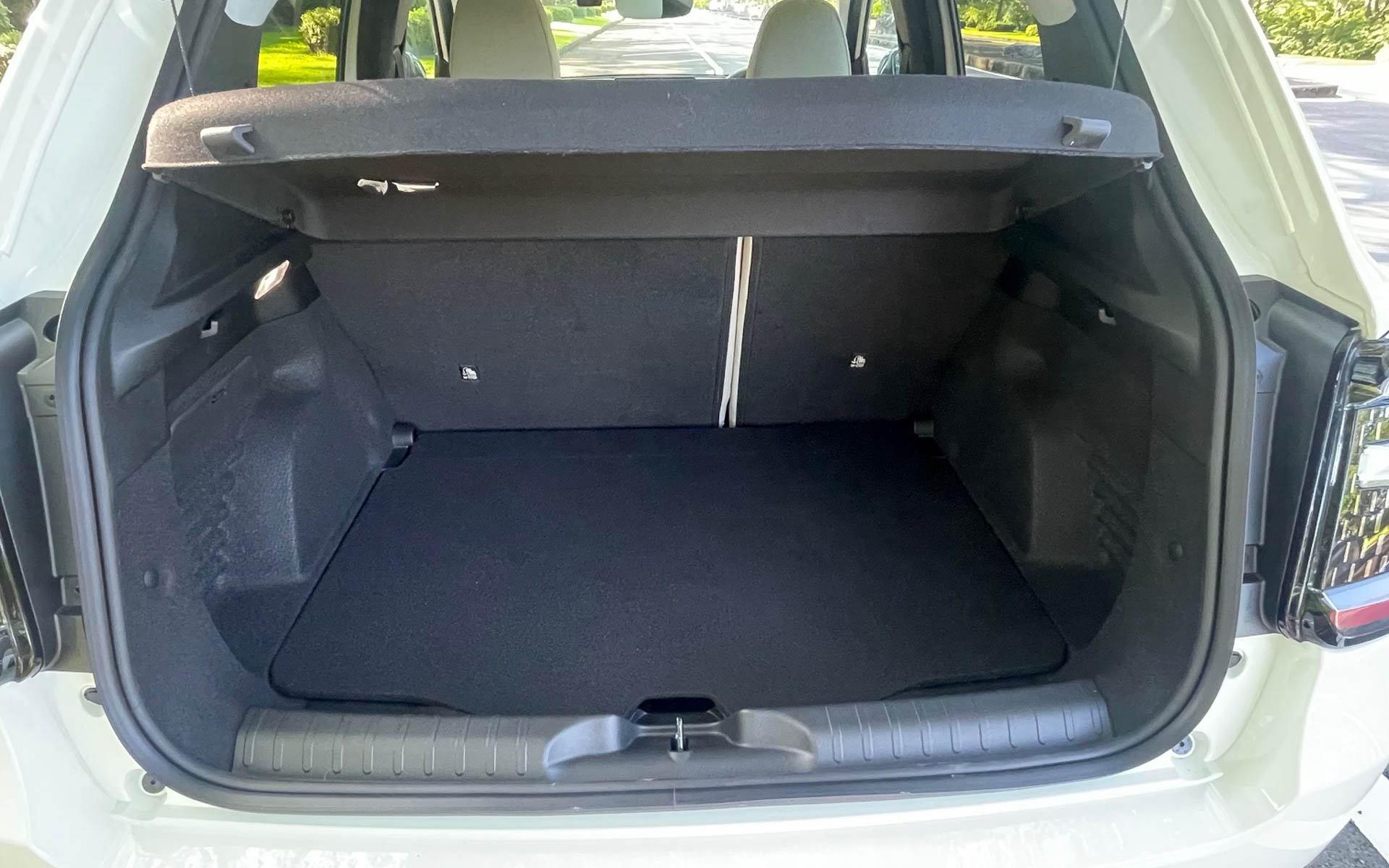 ラゲッジは意外と大きく385Lの容積がある。フロア長があって使いやすそう