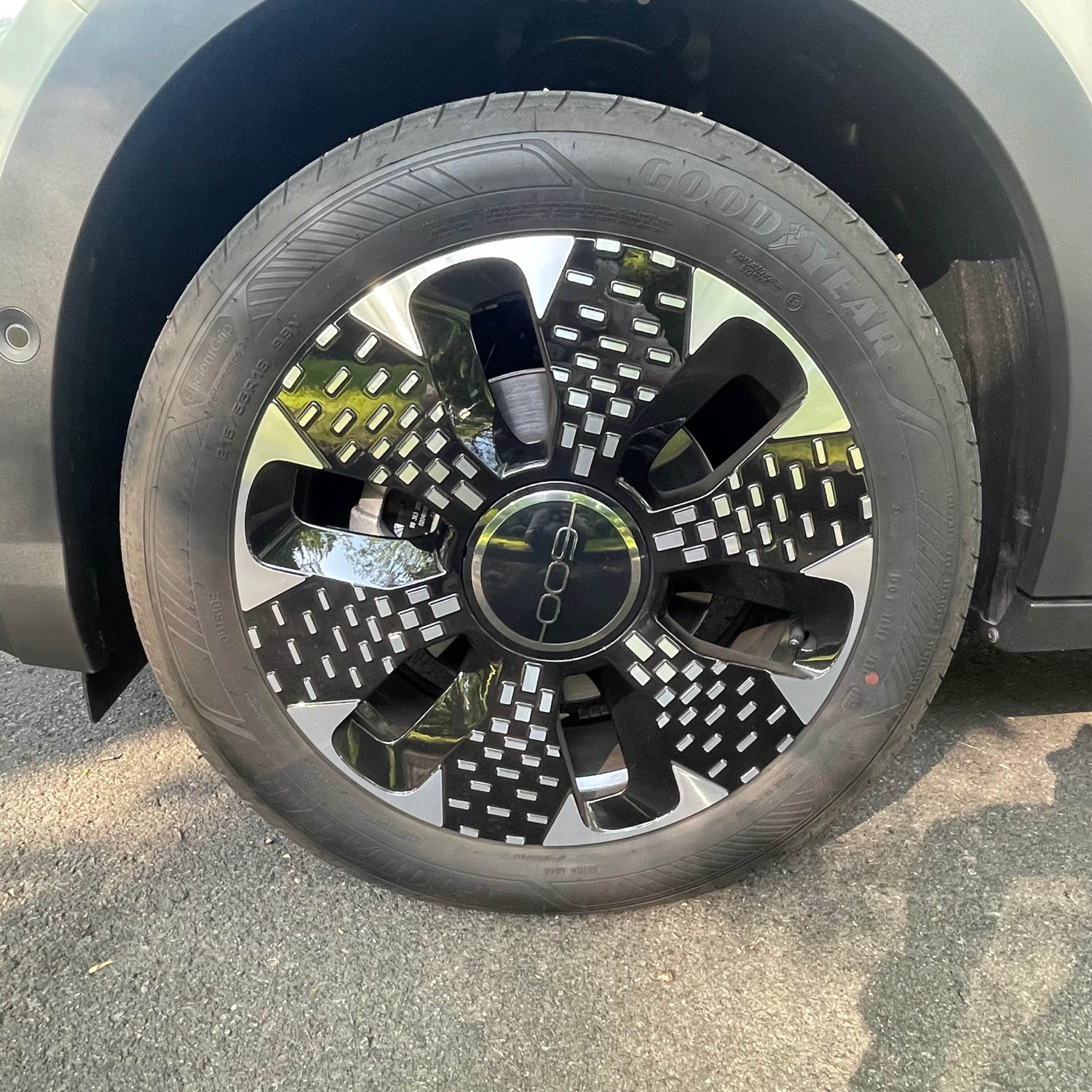 18インチのグッドイヤー。径はセイチェントにピッタリ。48Vマイルドハイブリッドの実力は高く、出力も十分。結構速い