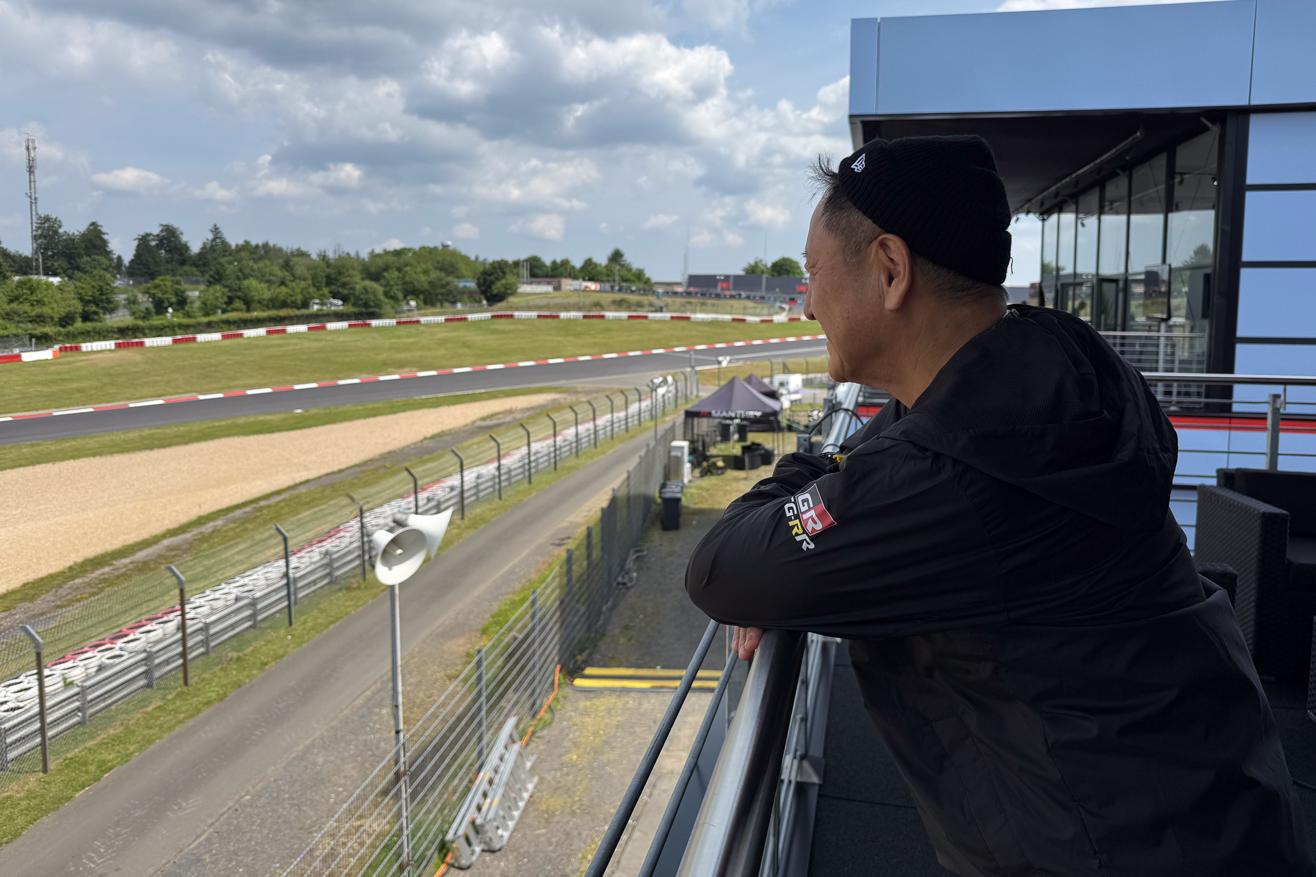 ゲストラウンジを視察中。モリゾウ選手は、ラリーなどでドライバーの走りを的確に指摘するインカット評論家としても知られている