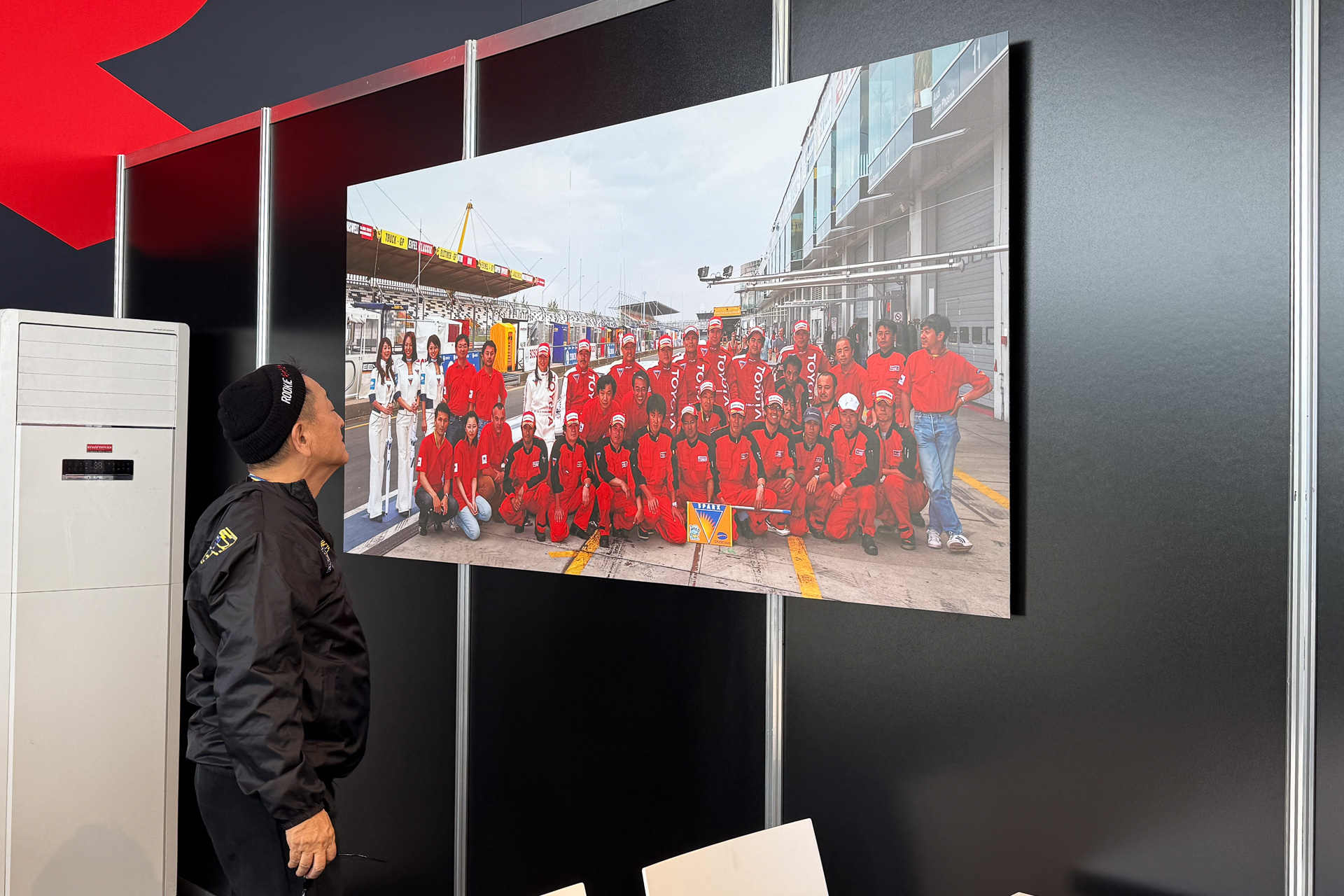 最初のニュルブルクリンク24時間レース挑戦の写真を感慨深げに見るモリゾウ選手