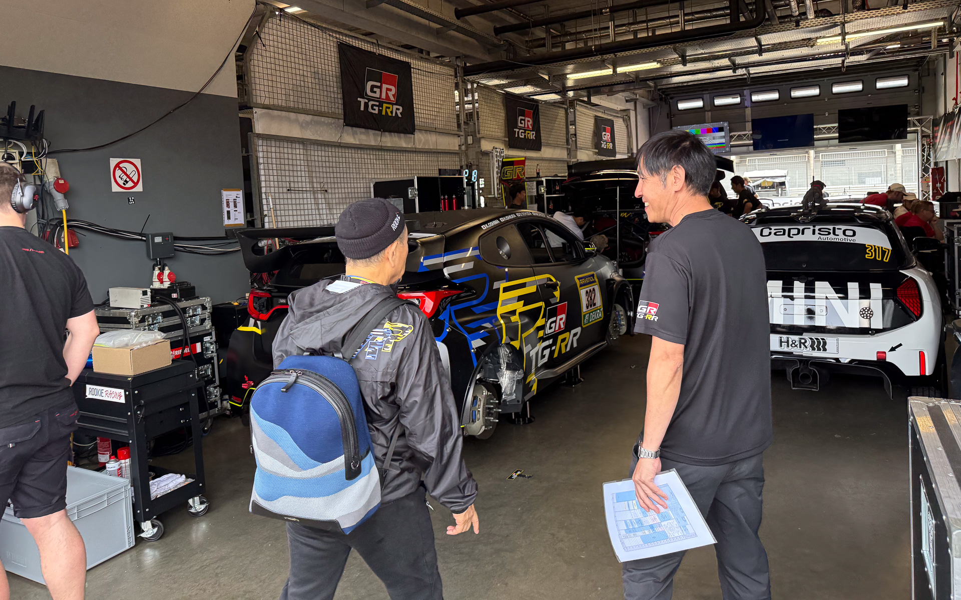 自身がモリゾウ選手として24時間に一緒に挑むGRヤリス DATを視察する豊田章男会長