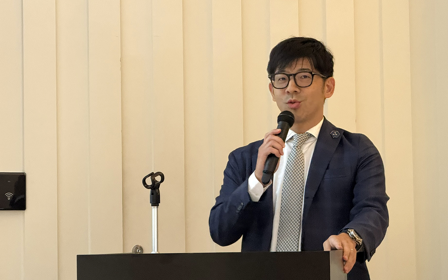 DeepLジャパン合同会社 エンタープライズ営業本部 第二営業部 部長の吉岡大地氏が示したプレゼンテーション資料