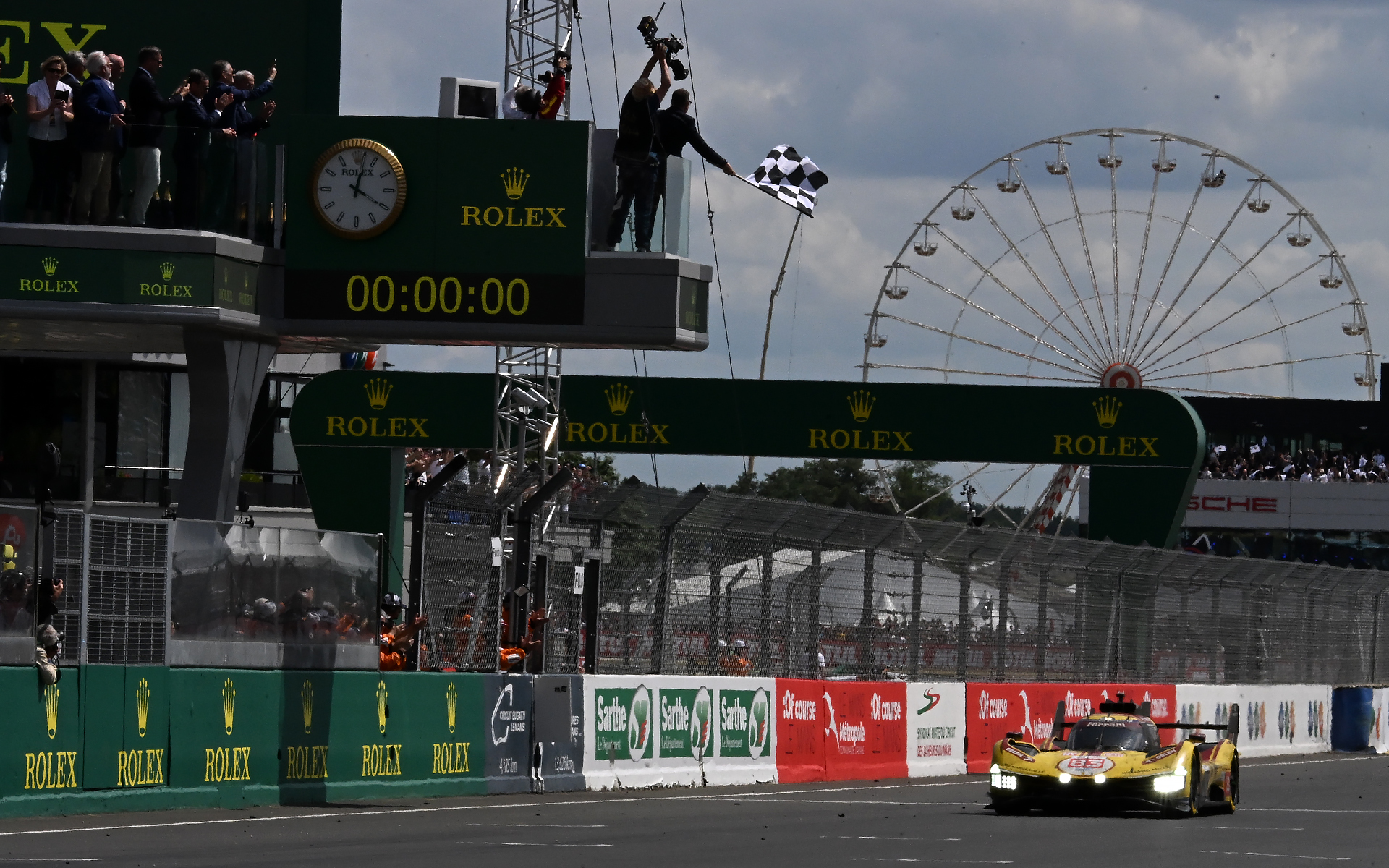 優勝した83号車のフェラーリ