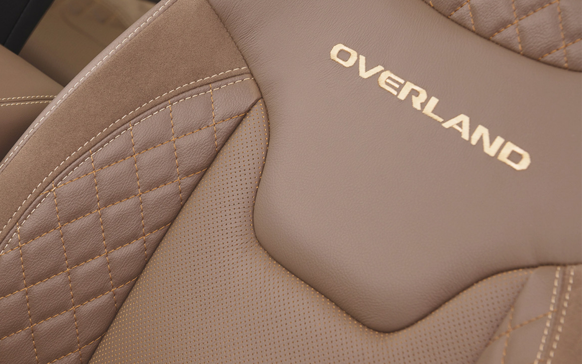 シートにもオーバーランドのロゴが入る