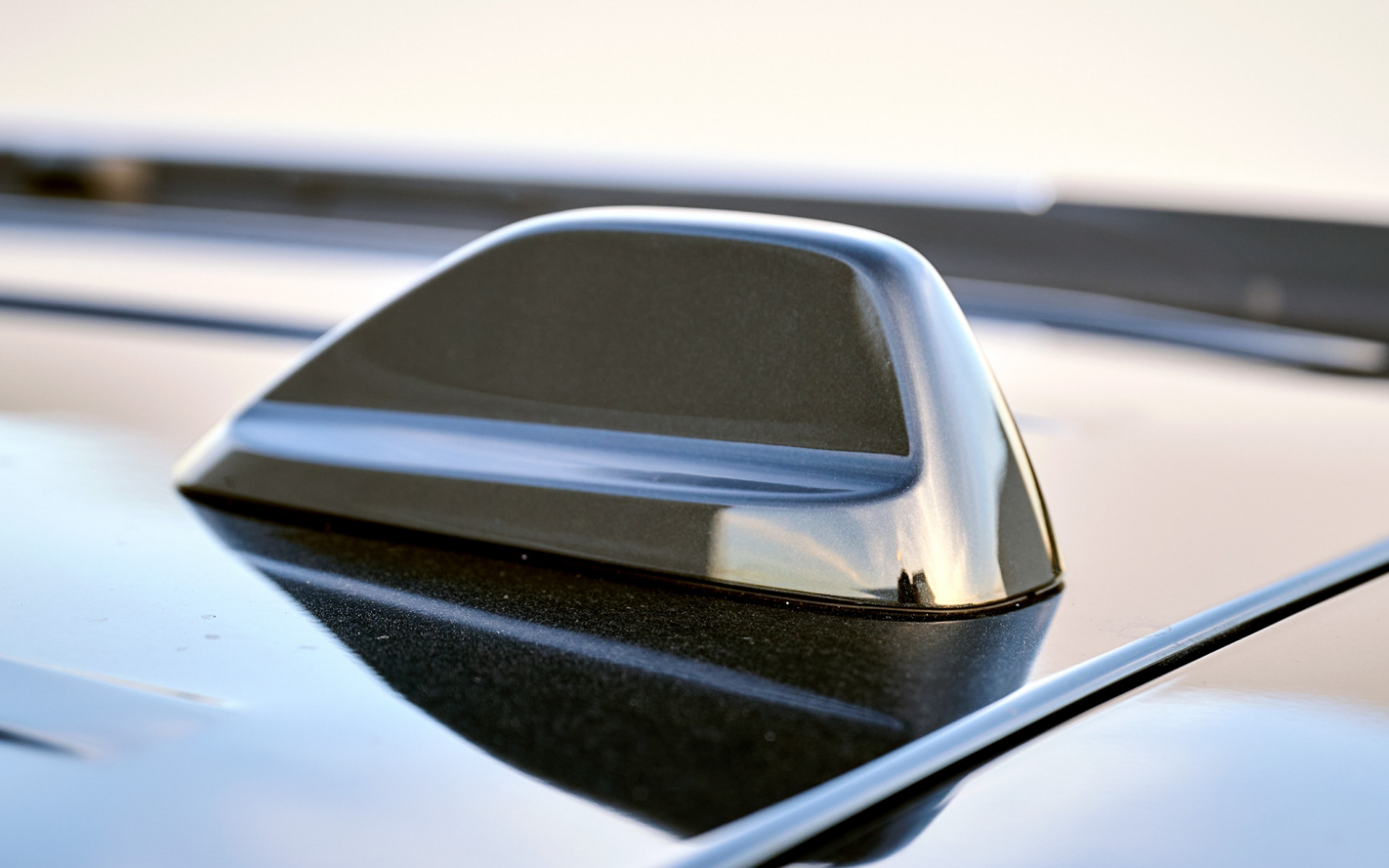 シャークフィンアンテナはグロスブラックに変更