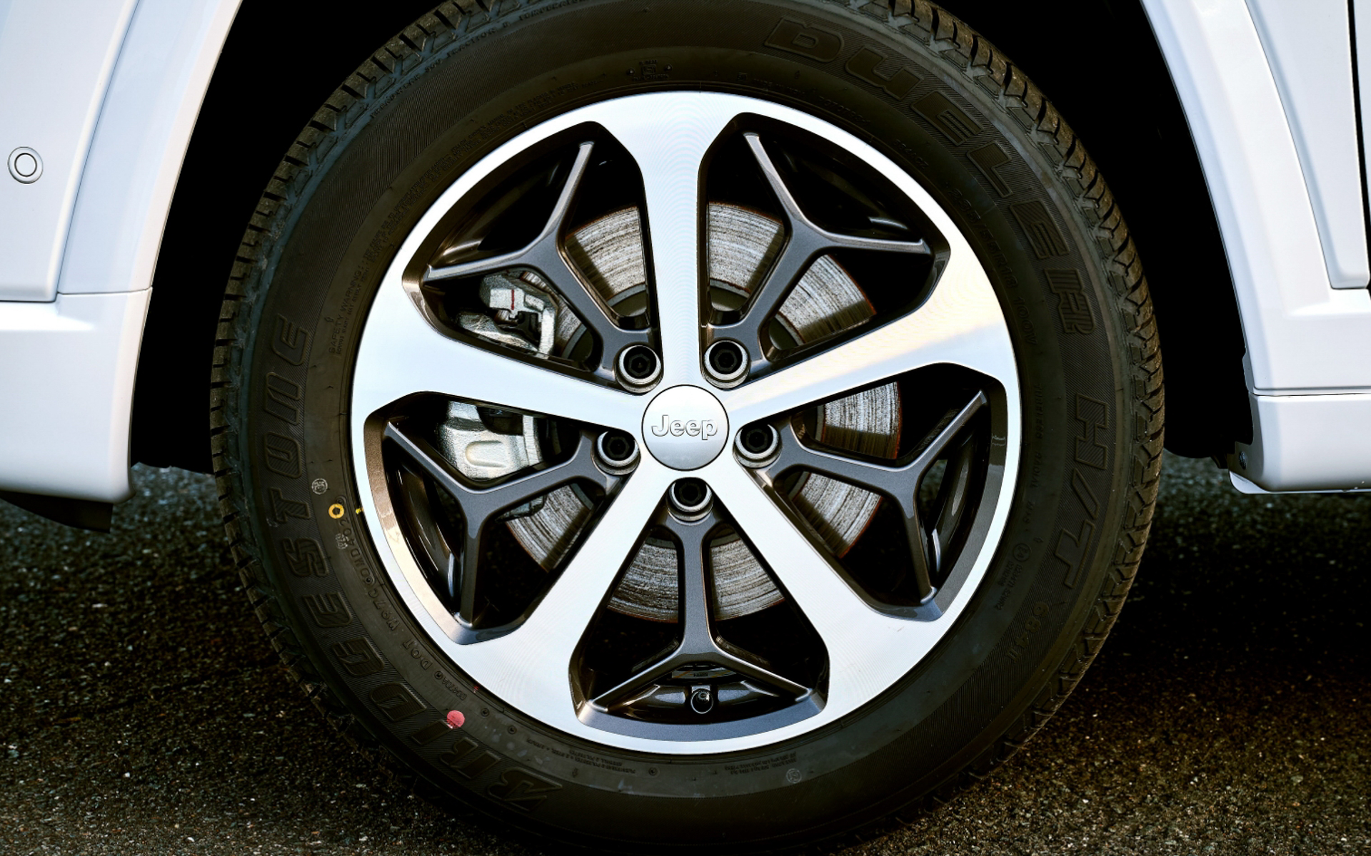 18インチホイールは専用加工が施されている