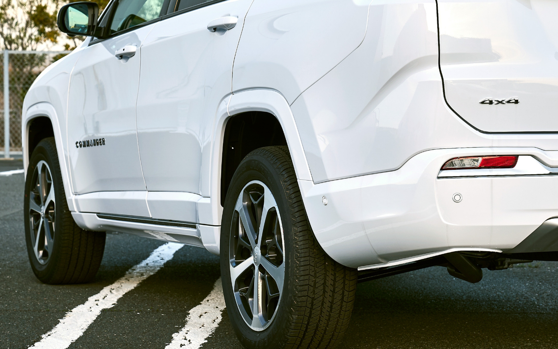 ボディ下部は同色でコーディネートされる