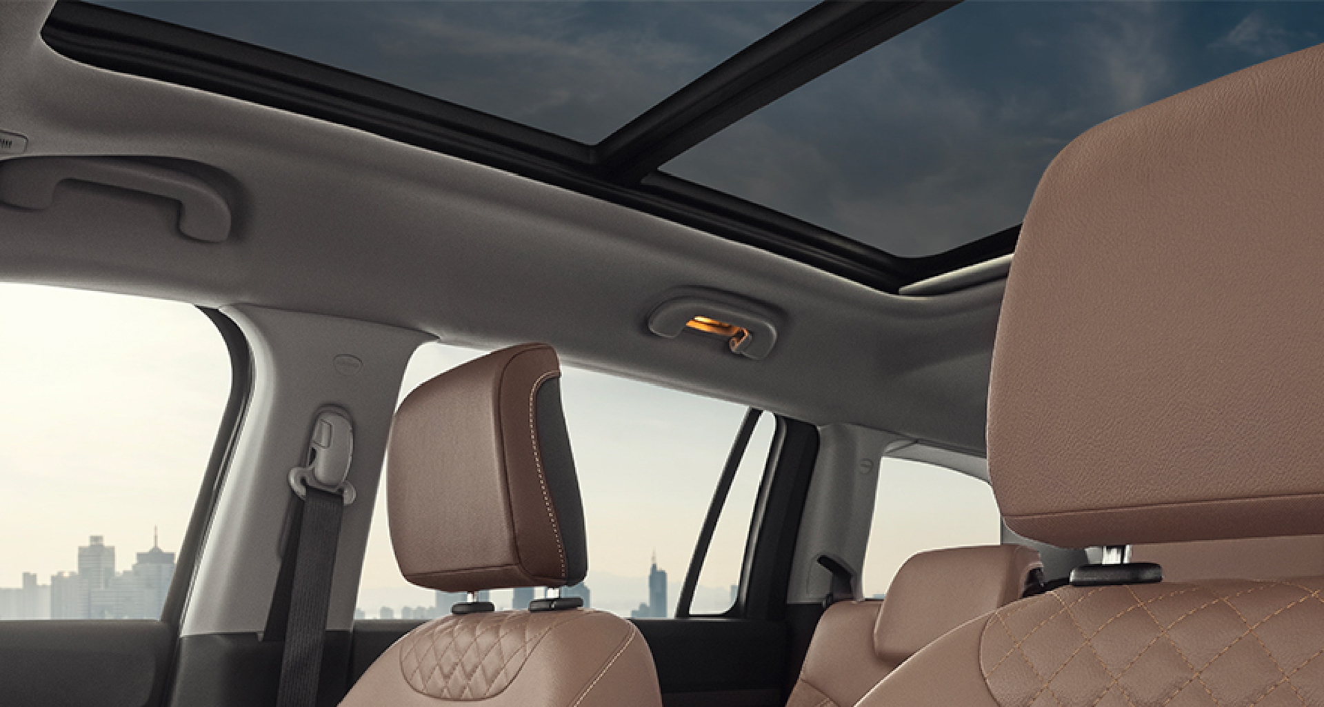 デュアル ペイン パノラミック サンルーフを標準装備