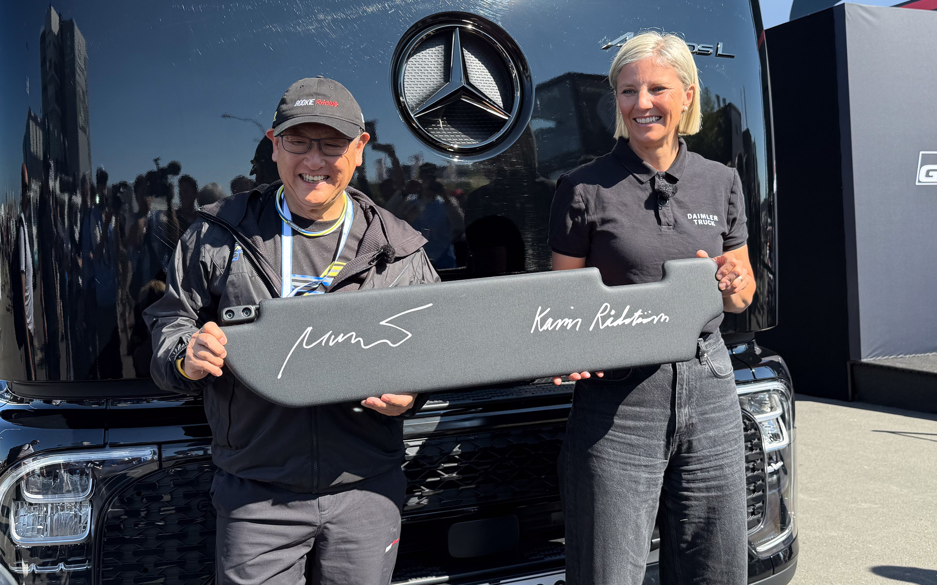 サンバイザーにもカリン・ラドストロムCEOと豊田章男会長でサイン