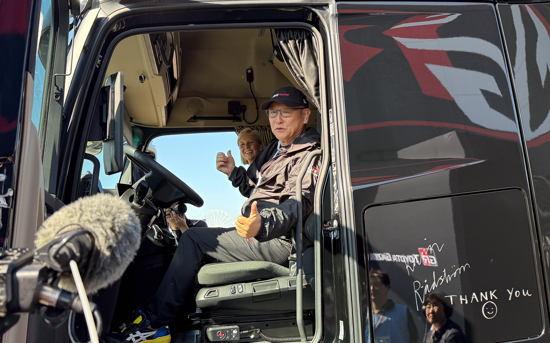 カリン・ラドストロムCEOと豊田章男会長でダイムラートラックの運転席を堪能。カリンCEOは、「マスタードライバーね」と声をかけていた
