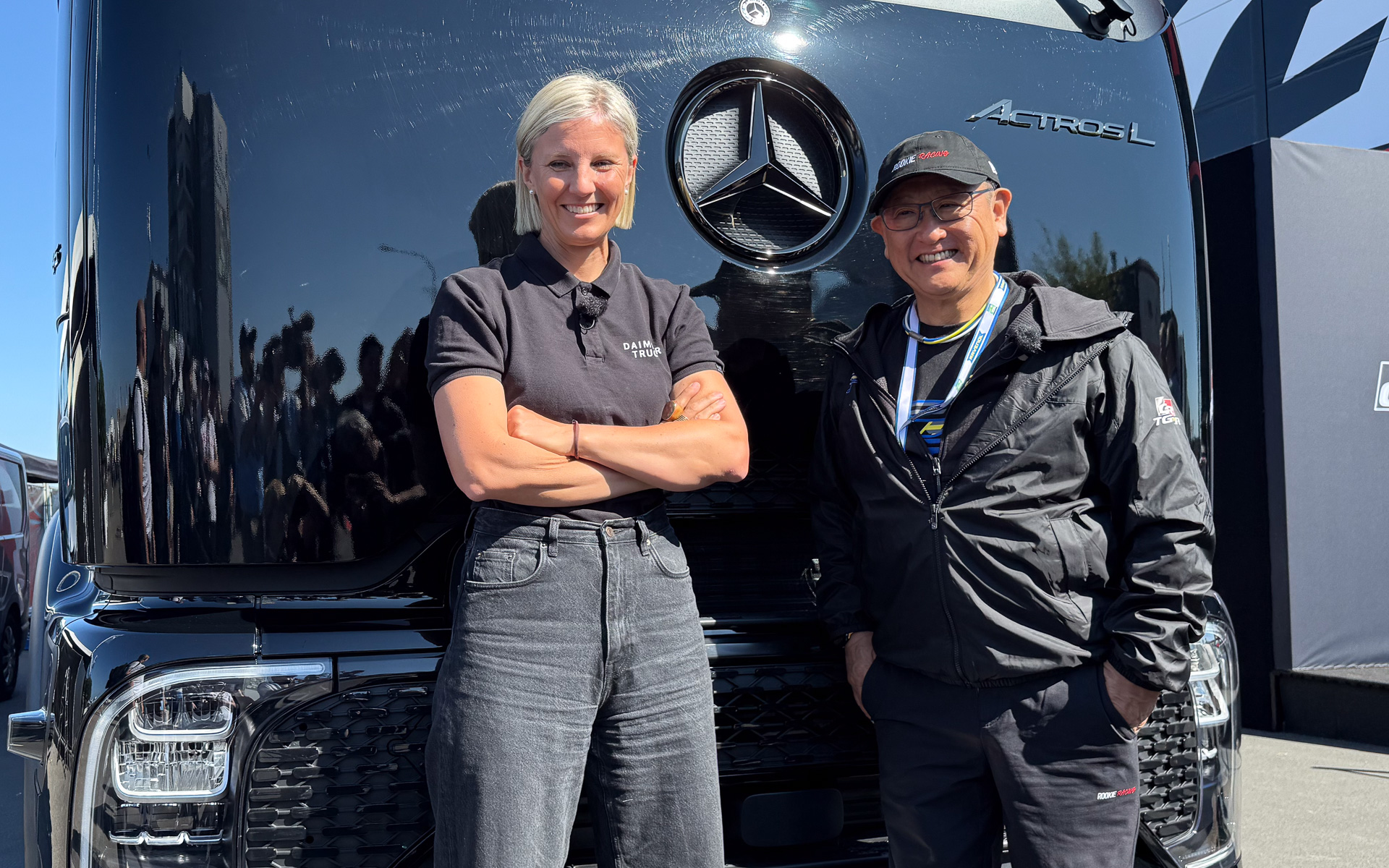 ダイムラートラックの前で記念撮影を行なう、ダイムラートラック カリン・ラドストロムCEO（左）とトヨタ自動車株式会社 代表取締役会長 豊田章男氏