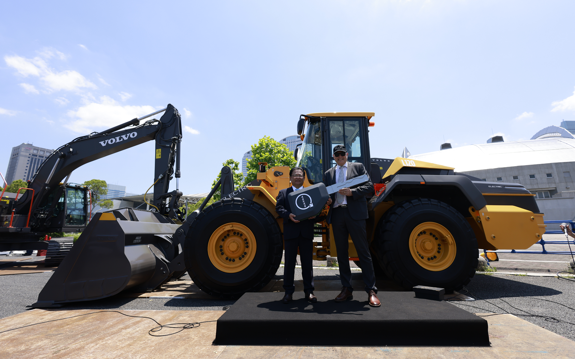 CSPI-EXPOで行まわれたL120 Electricのキー贈呈式。左から、西尾レントオール株式会社 取締役東京支店長 中野浩二氏、Volvo CE アジア地域責任者 Tomas Kuta氏